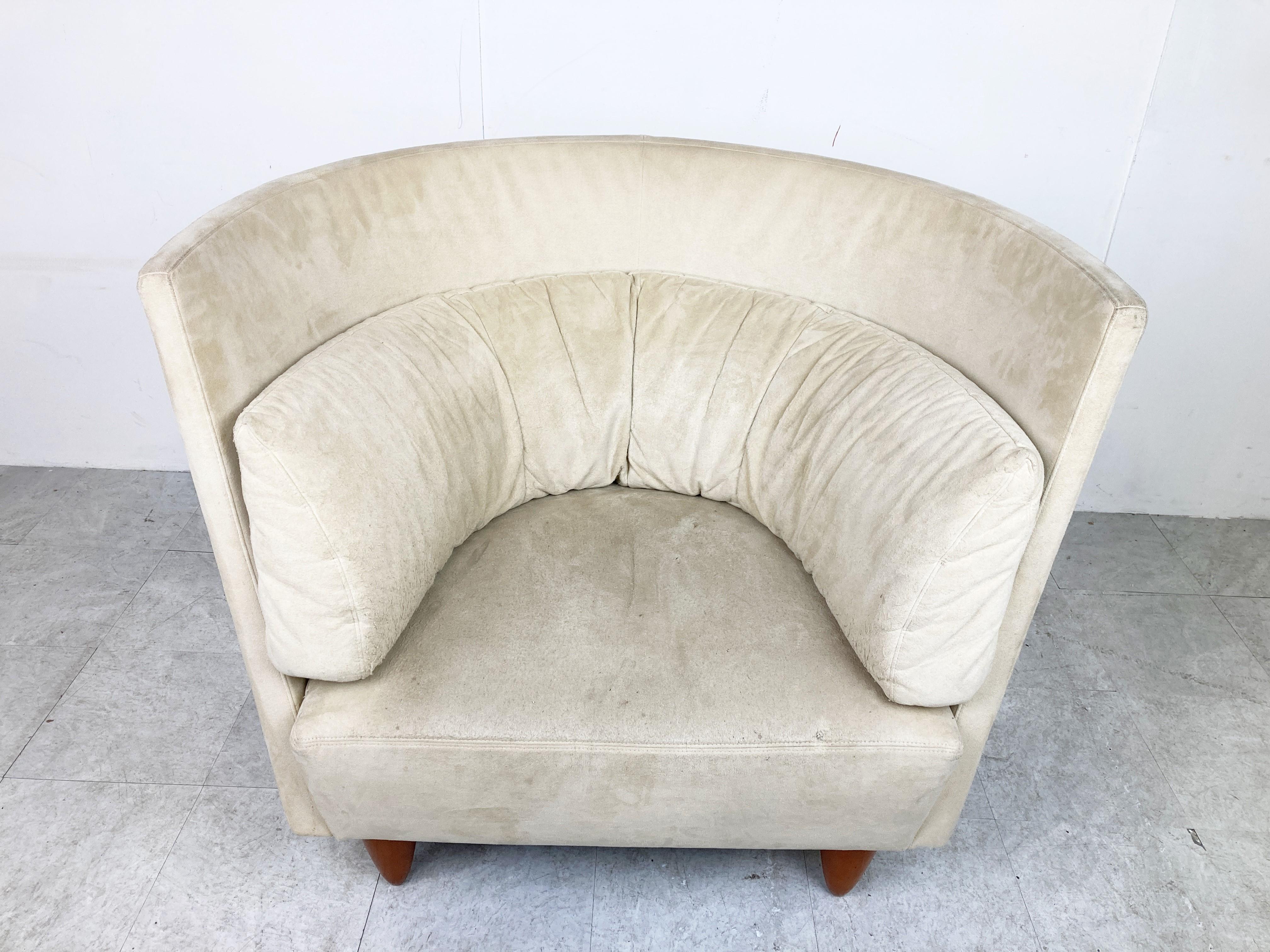 Rare curved highback lounge chair by Ligne Roset.

Nicely designed lounge chair in suede upholstery in a beige/white colour.

Comfortable and very decorative as well.

The chair has 4 conical wooden legs.

1990s - France.

Good condition