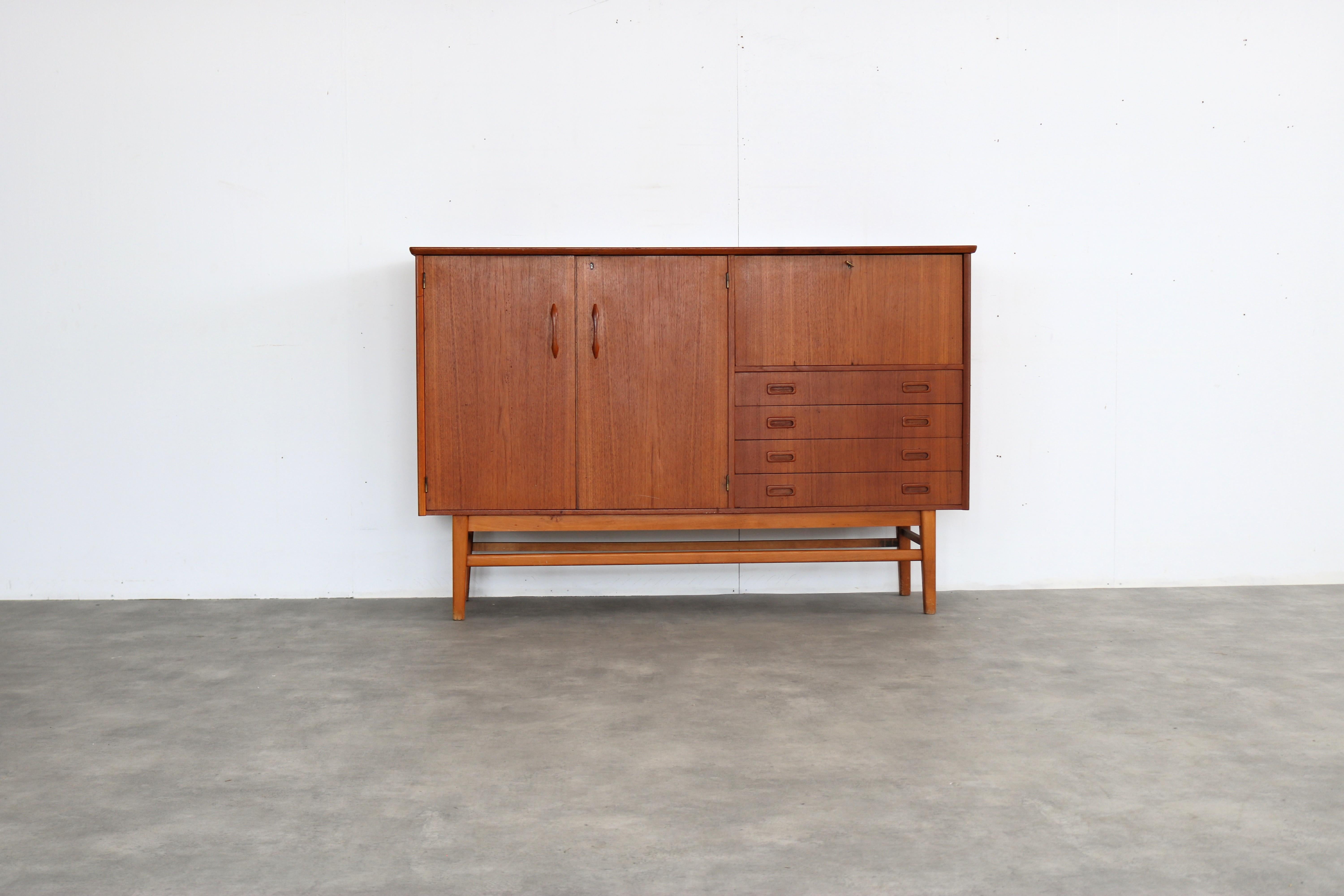 tablero alto vintage  aparador  1960s  Sueco

periodo  1960s
diseño  desconocido  Suecia
condición  bueno con signos de uso propios de la edad
talla  105 x 160 x 45 (hxbxd)

detalles  teca; roble;

número de artículo  2842