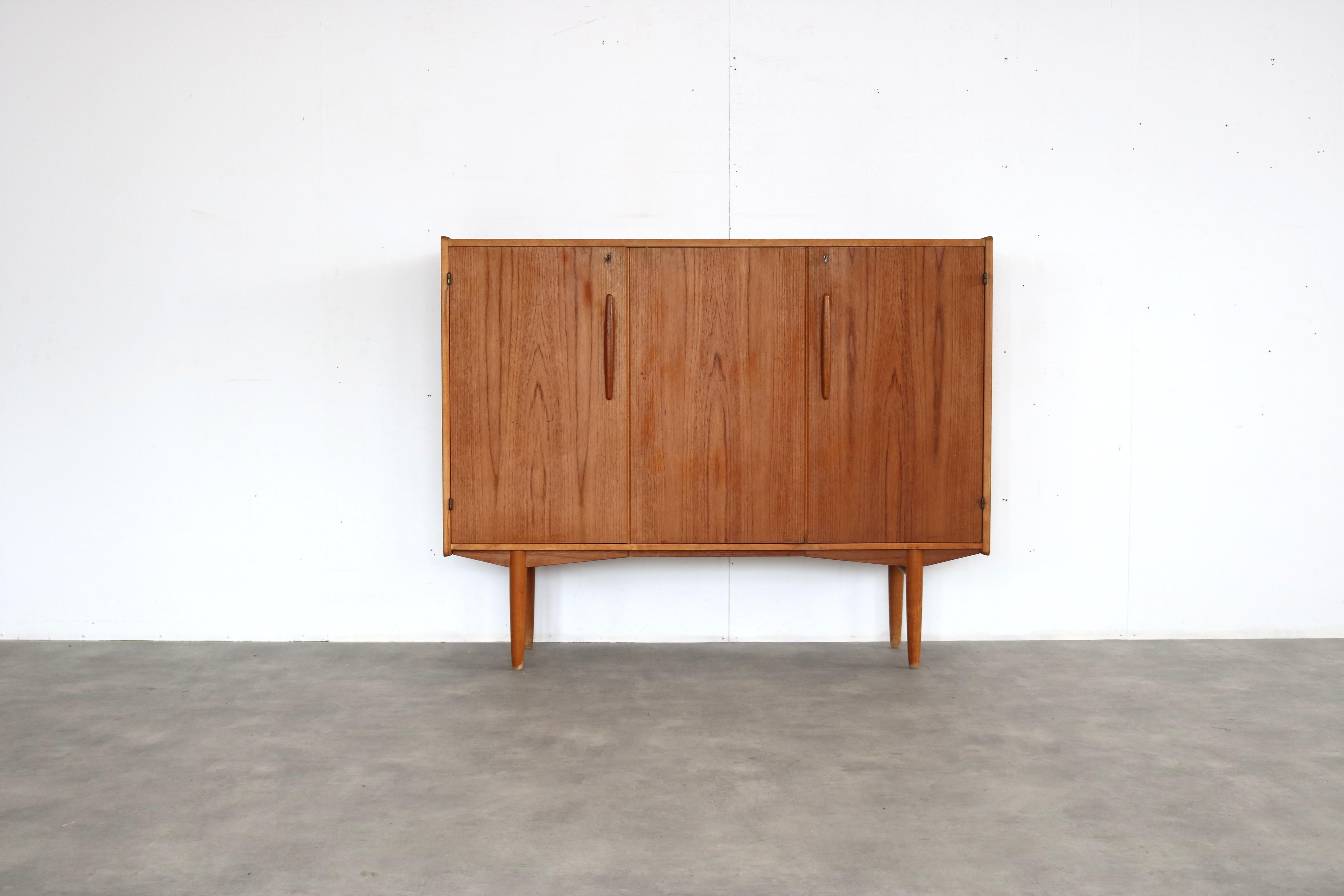tablero alto vintage  aparador  1960s  Troeds

periodo  1960s
diseño  Troeds  Suecia
condición  bueno con signos de uso propios de la edad
talla  118 x 147 x 42 (hxbxd)

detalles  teca; roble;

número de artículo  2843