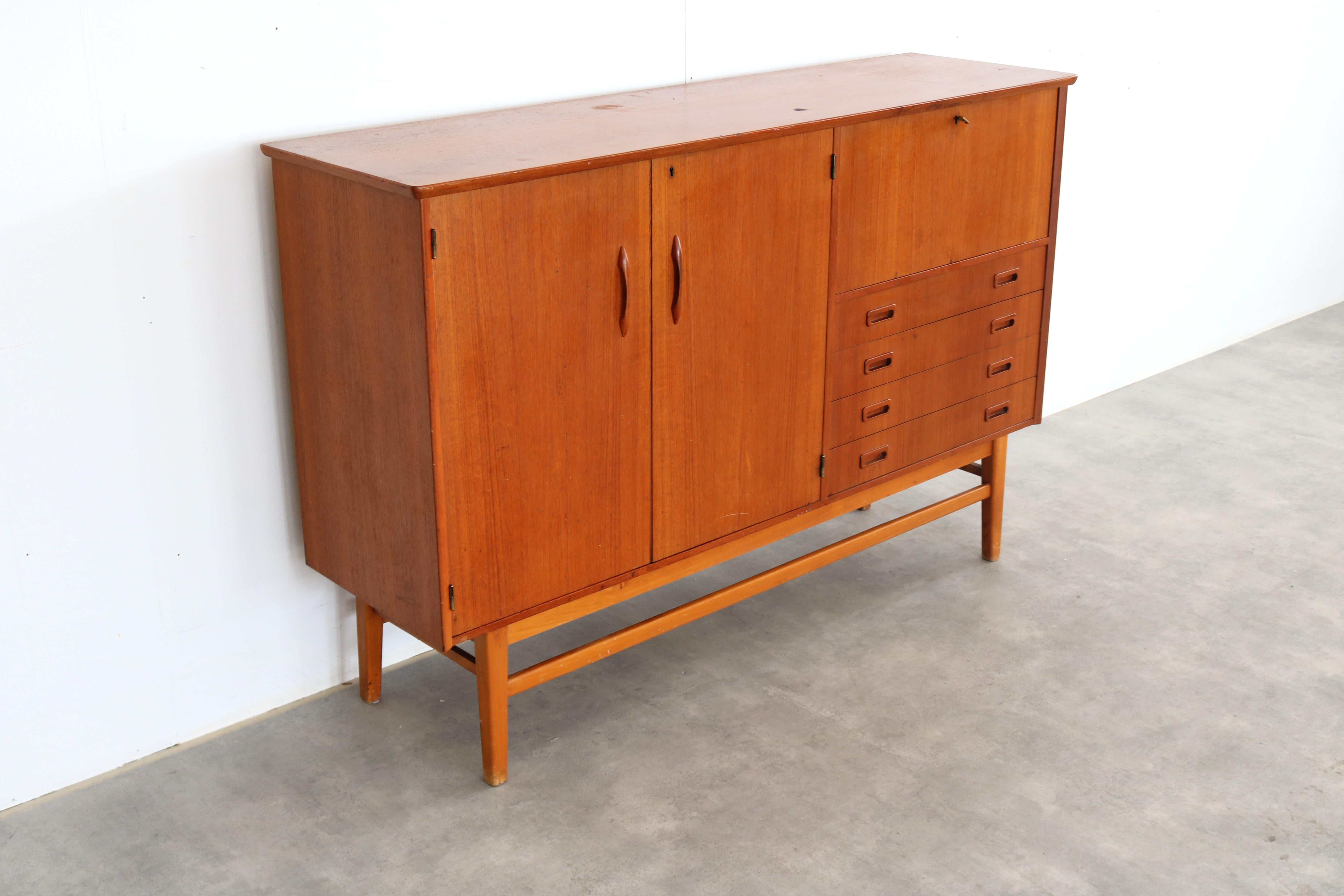 tablero alto vintage  aparador  1960s  Sueco mediados del siglo XX en venta