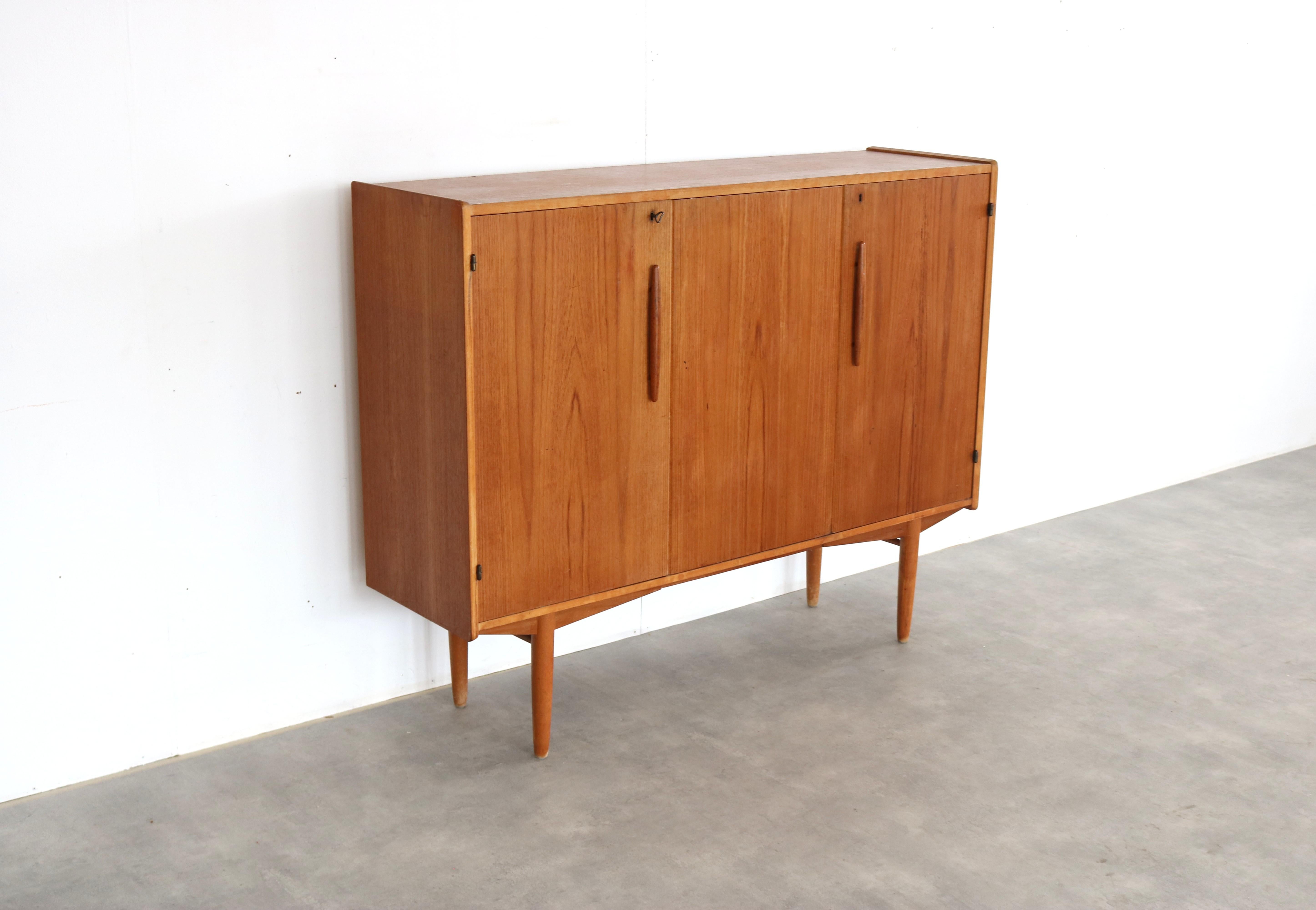 tablero alto vintage  aparador  1960s  Sueco mediados del siglo XX en venta