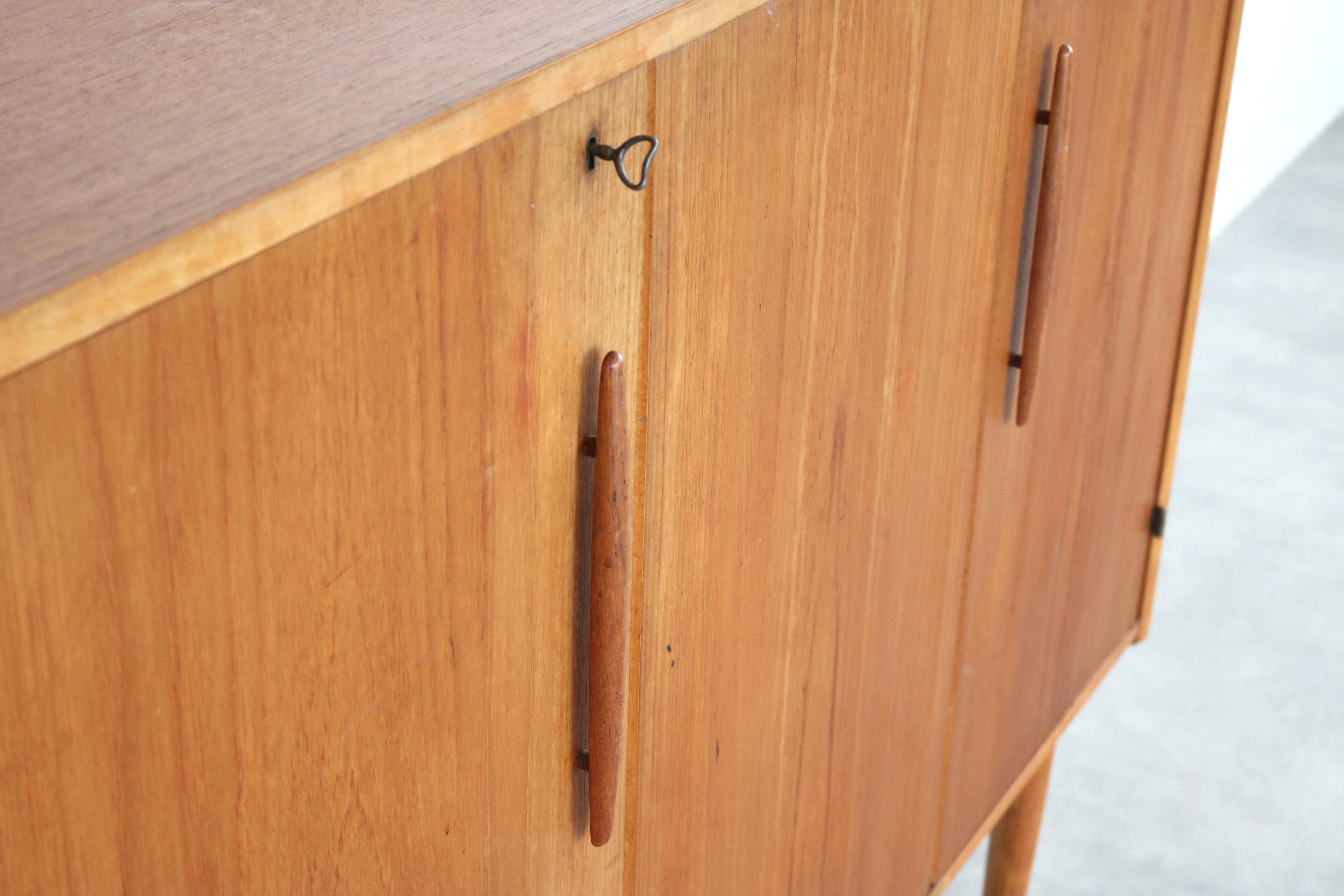 tablero alto vintage  aparador  1960s  Sueco en venta 1