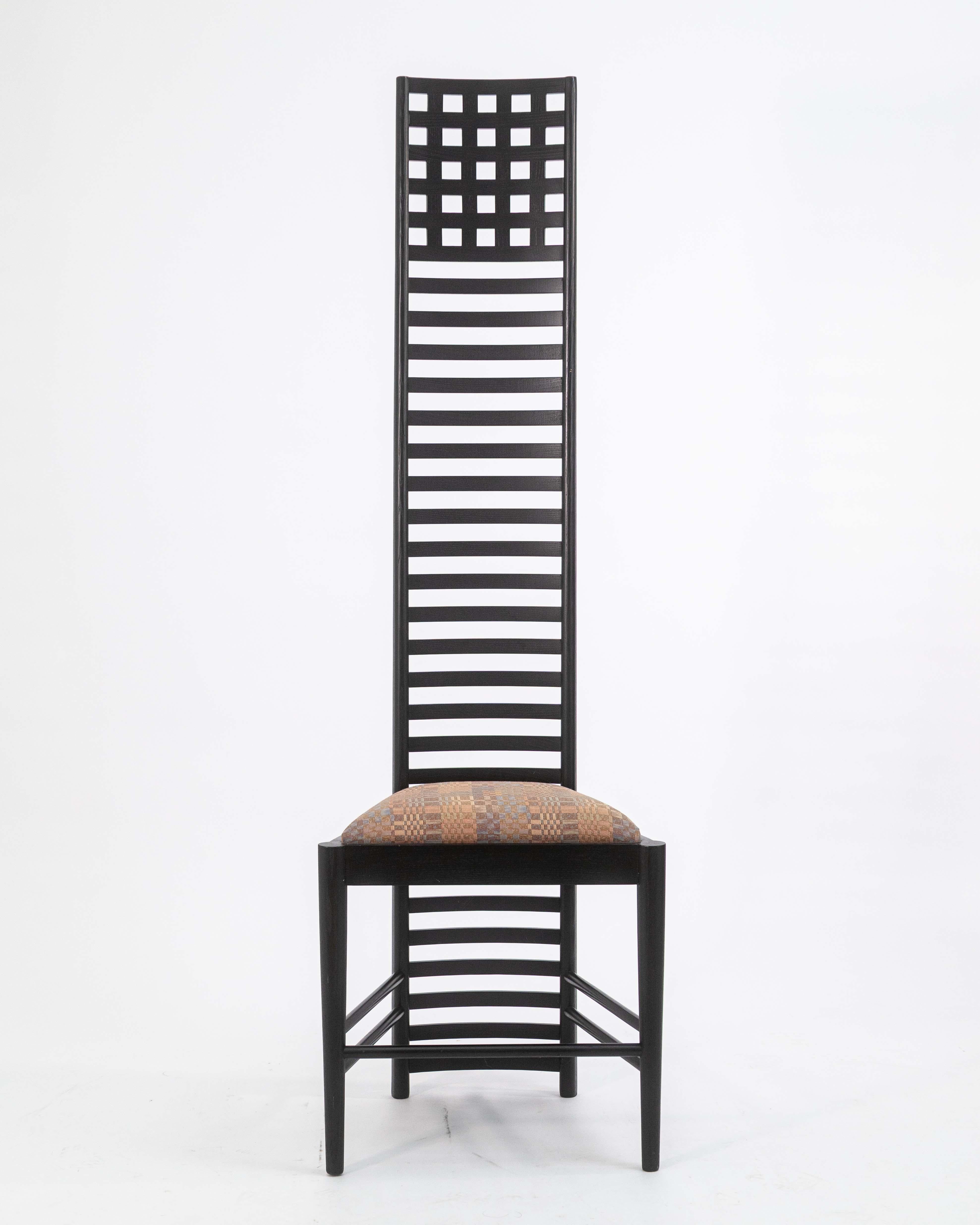Ein Hill House Stuhl von Charles Rennie Mackintosh für Cassina. Mackintosh entwarf diesen Entwurf erstmals zwischen 1902 und 1904 für das ikonische Hill House in Helensburgh, Schottland. Der Stuhl hat eine Konstruktion aus schwarzem Eschenholz, eine