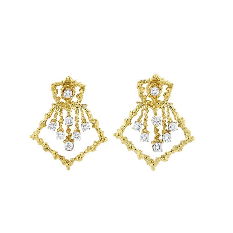 Ein Paar Ohrringe aus 18-karätigem Gelbgold und Diamanten aus den 1970er Jahren im Türklopfer-Design. Die unteren Teile sind jeweils mit fünf einzelnen gold- und diamantbesetzten Segmenten versehen, die sich unabhängig voneinander bewegen, wobei die