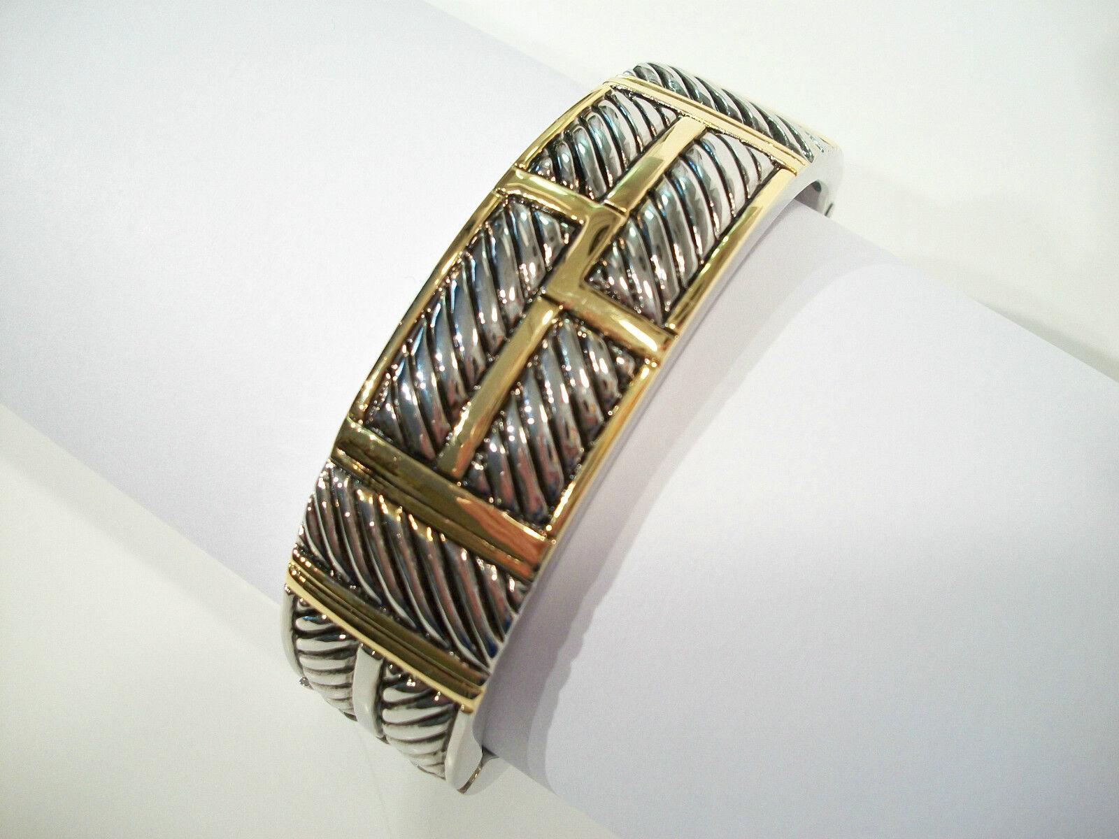 Vintage Hinged Two Tone Metal Clamper Bangle Bracelet - Unsigned - Circa 1980's In Good Condition For Sale In Chatham, CA