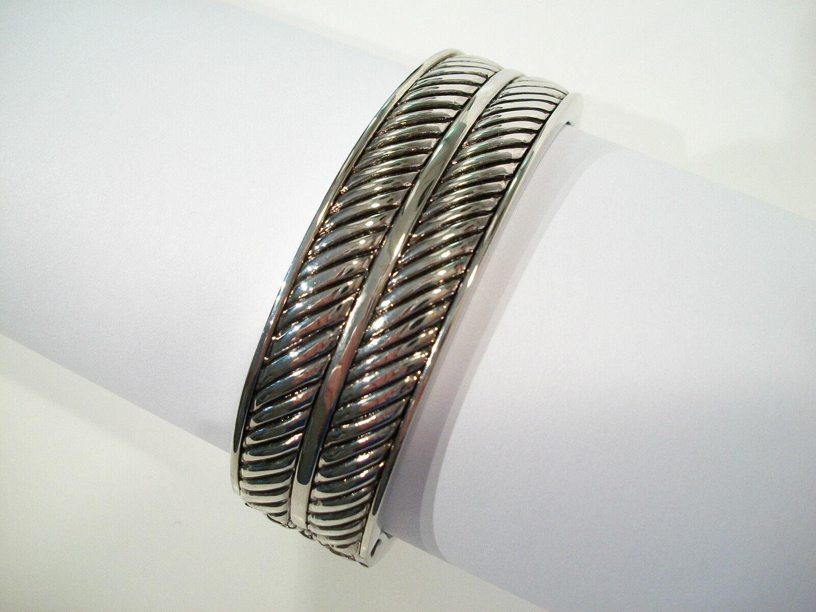 Vintage Hinged Two Tone Metal Clamper Bangle Bracelet - Unsigned - Circa 1980's For Sale 1