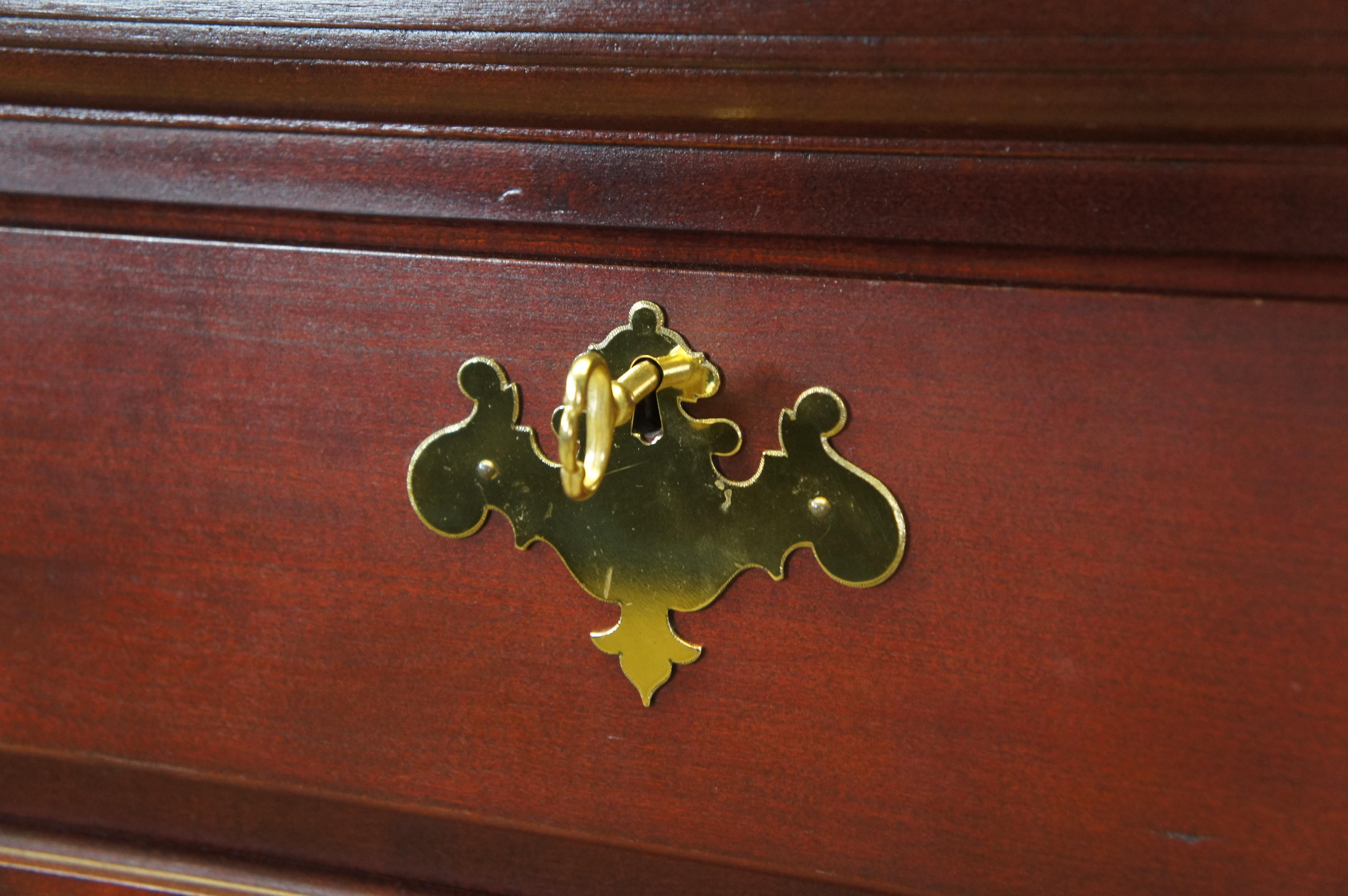 Vintage Hitchcock Colonial Cherry Illuminated China Curio Display Cabinet Hutch In Good Condition In Dayton, OH