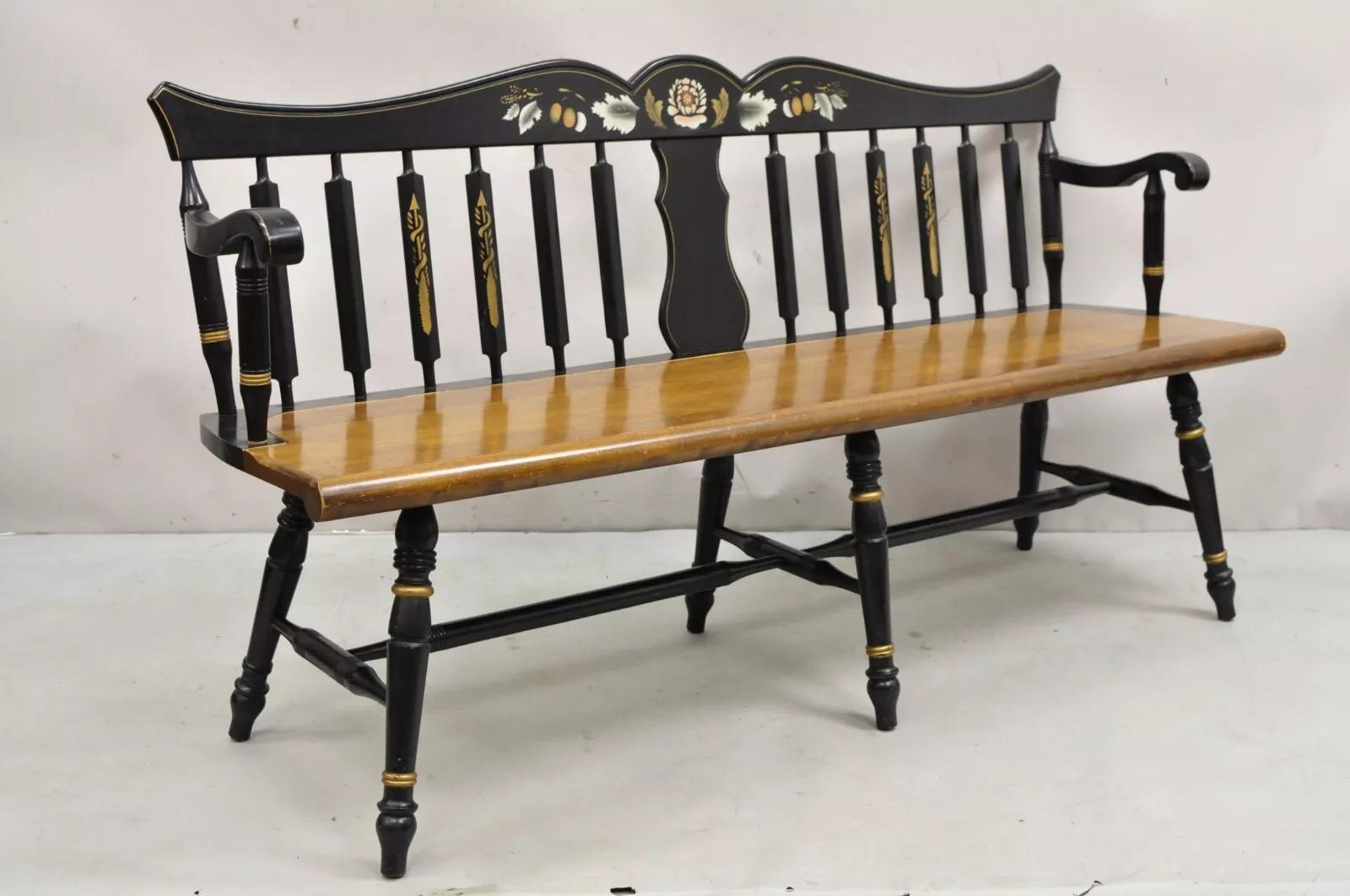 Banco Windsor Vintage Estilo Hitchcock de Madera de Arce de 6 Patas con Decoración Esténcil Negra Colonial. Finales del siglo XX. Medidas: 32