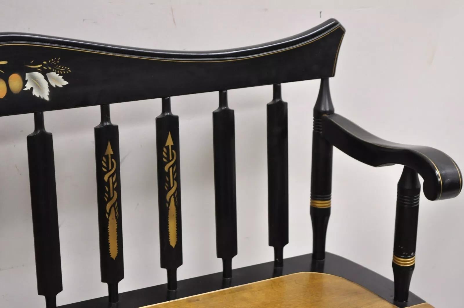 Banco Windsor Vintage Estilo Hitchcock Madera de Arce 6 Patas Colonial Stencil Negro en Bueno Estado en Philadelphia, PA