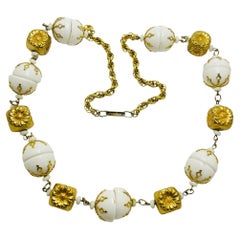 Collar de diseño vintage HOBE firmado con cuentas de vidrio blanco en tono dorado