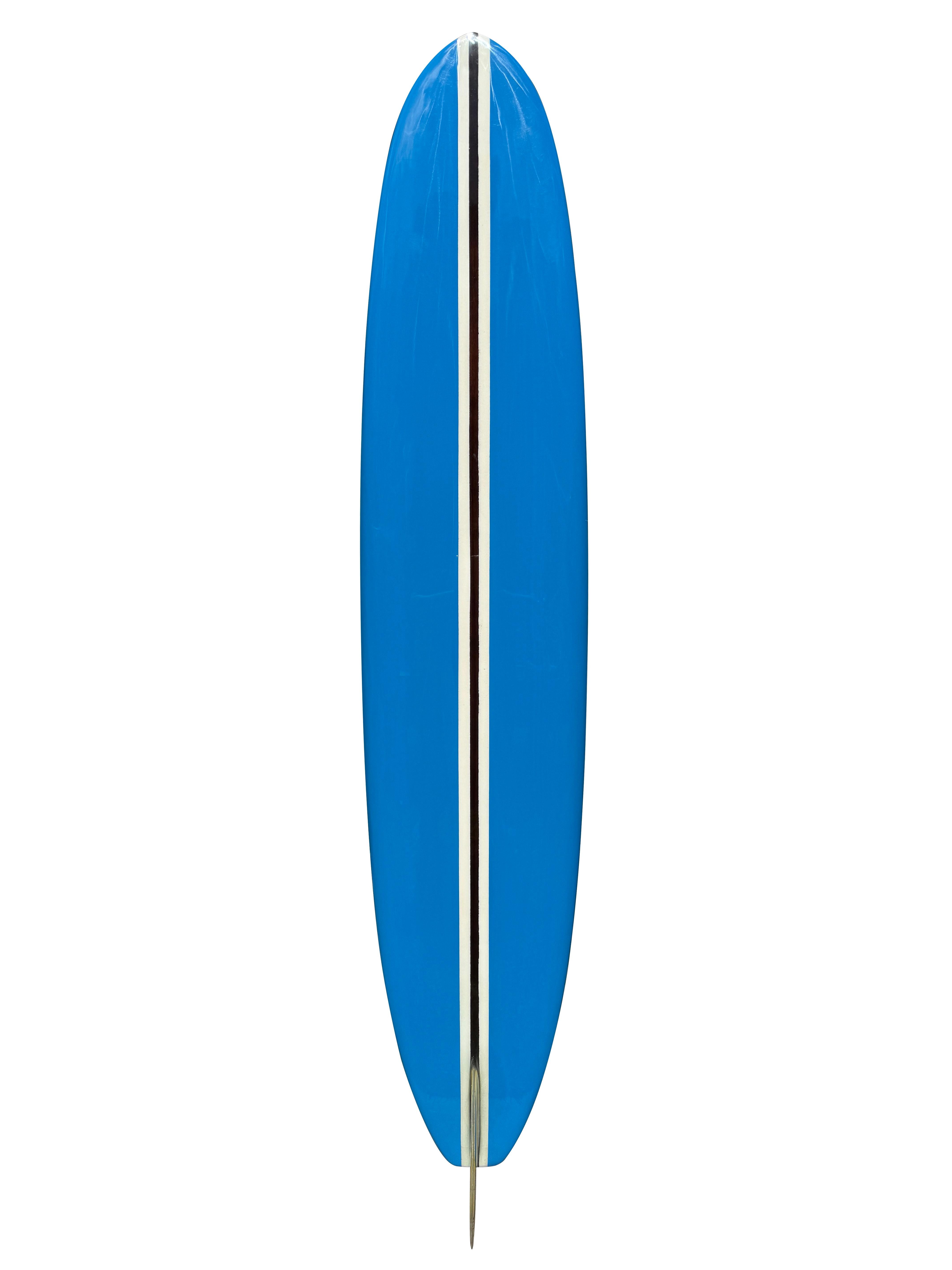 Scopri un vero gioiello della storia del surf con questo longboard Hobie del 1960 splendidamente restaurato. Con una lunghezza di 3 metri e una tradizionale coda quadrata, questa tavola incarna la silhouette senza tempo del classico longboard. I