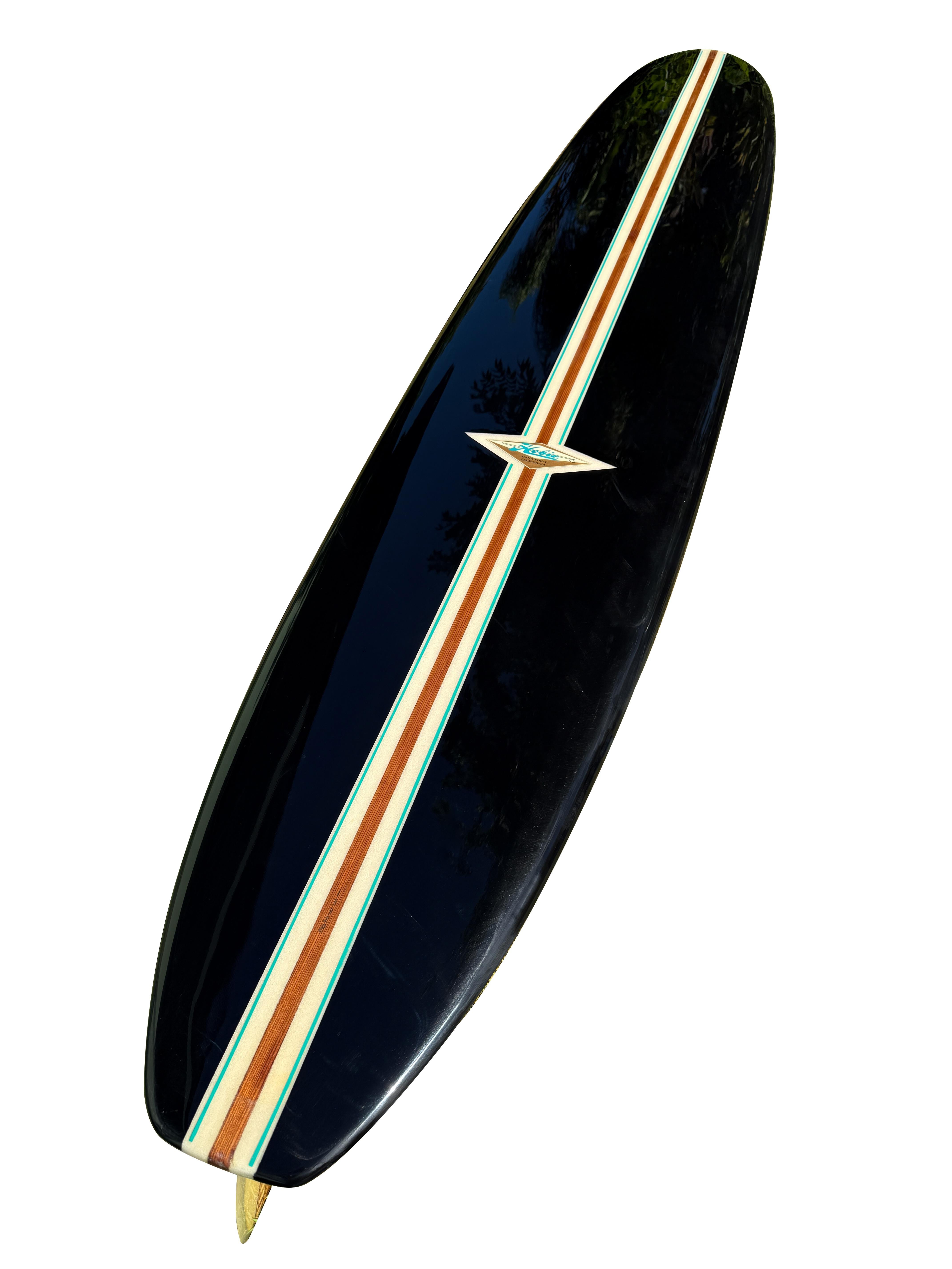 Possiedi un notevole pezzo di storia del surf con questo longboard Hobie del 1960 splendidamente restaurato. Con le sue dimensioni di 1 metro e 60 e la tradizionale coda quadrata, mostra le linee pulite e fluide che hanno definito l'epoca d'oro del