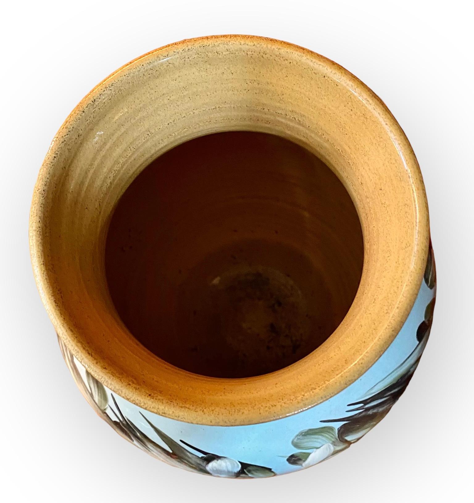 Un delizioso vaso a bocca larga dello Studio Pottery A, risalente ai primi anni '50, con un disegno circolare smaltato di uccelli stilizzati in blu e nero su una base non smaltata. Studio A Mark sul fondo. Un design molto insolito e raro che non ho