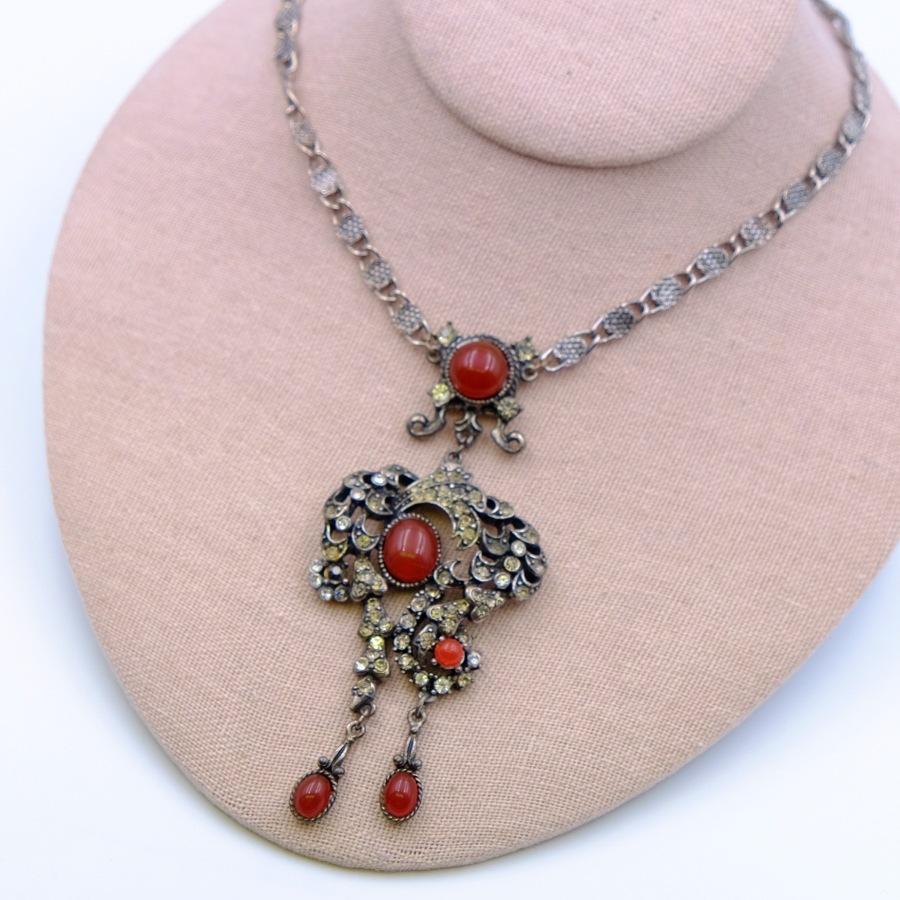 Year: 1950
Hallmark: HollyCraft
Dimensions: chain L 14.96 in, pendant H 3.93 in
Materials: base metal, crystals, faux gemstones