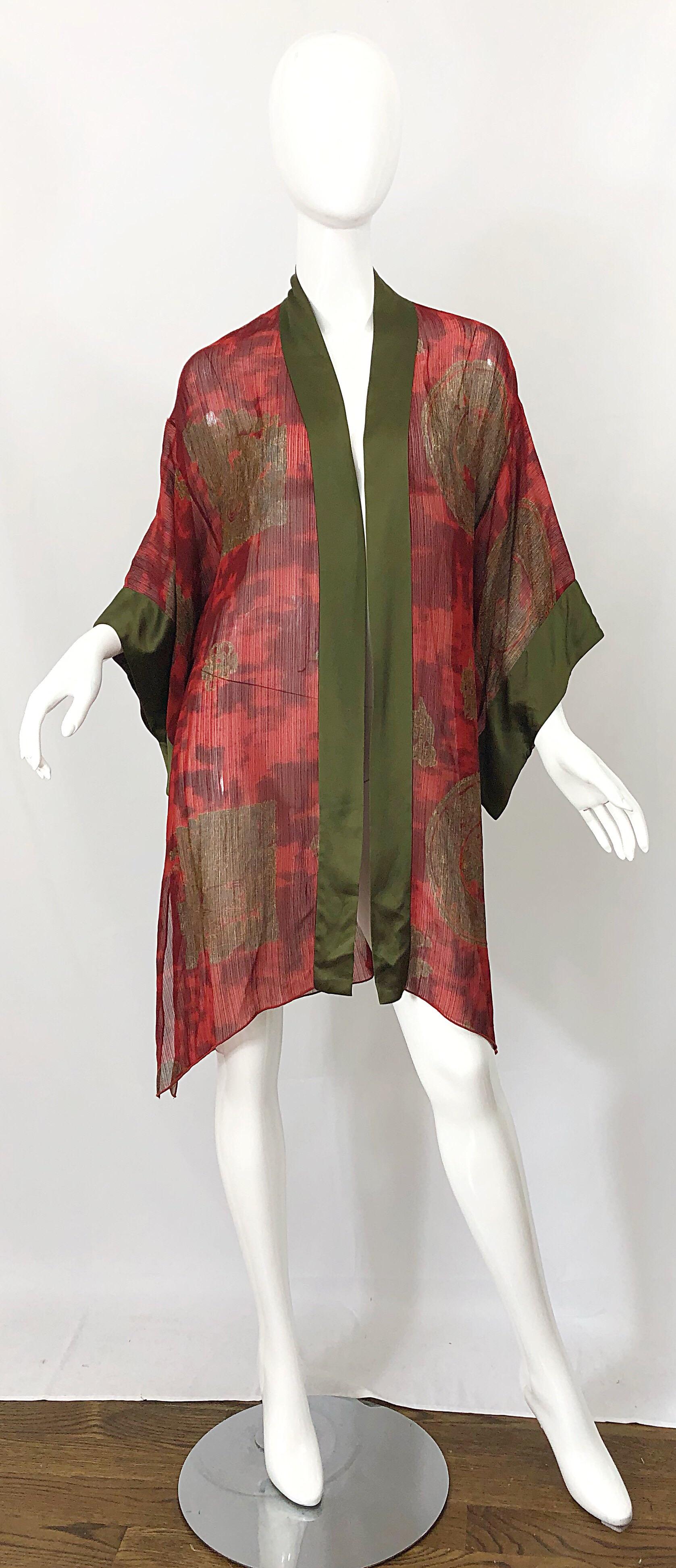Preciosa chaqueta kimono vintage HOLLY'S HARP roja, verde oliva y dorada de gasa de seda transparente. Presenta estampados de medallones dorados apagados por toda la prenda. Ribete de satén de seda verde oliva. Se puede llevar con o sin cinturón. El