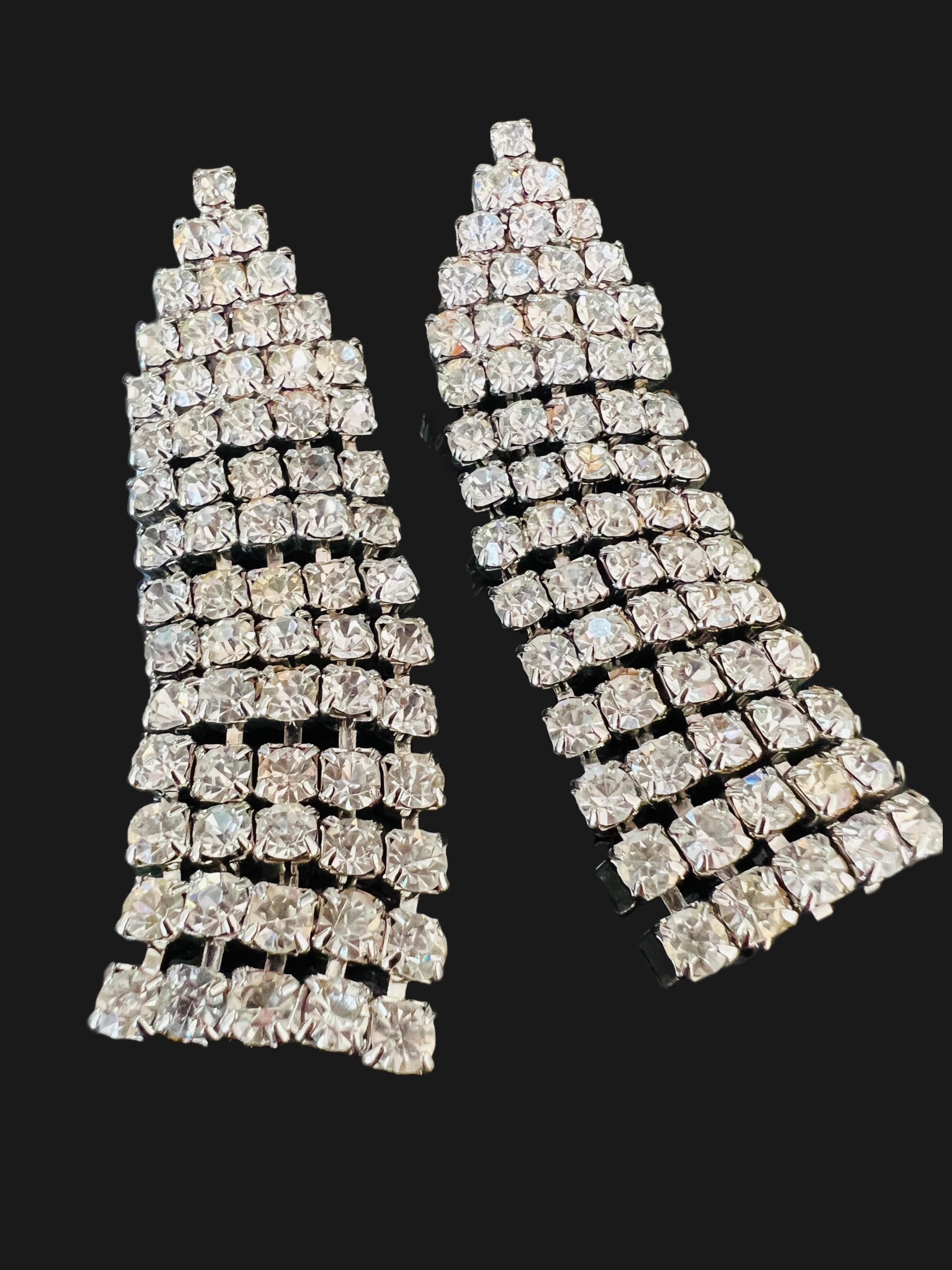 These captivating vintage Hollywood glam long dangle earrings, adorned with shimmering prong-set rhinestones encased in silver plating, feature a dramatic length of over 3 inches, guaranteeing an impressive and attention-grabbing allure.

Size:
