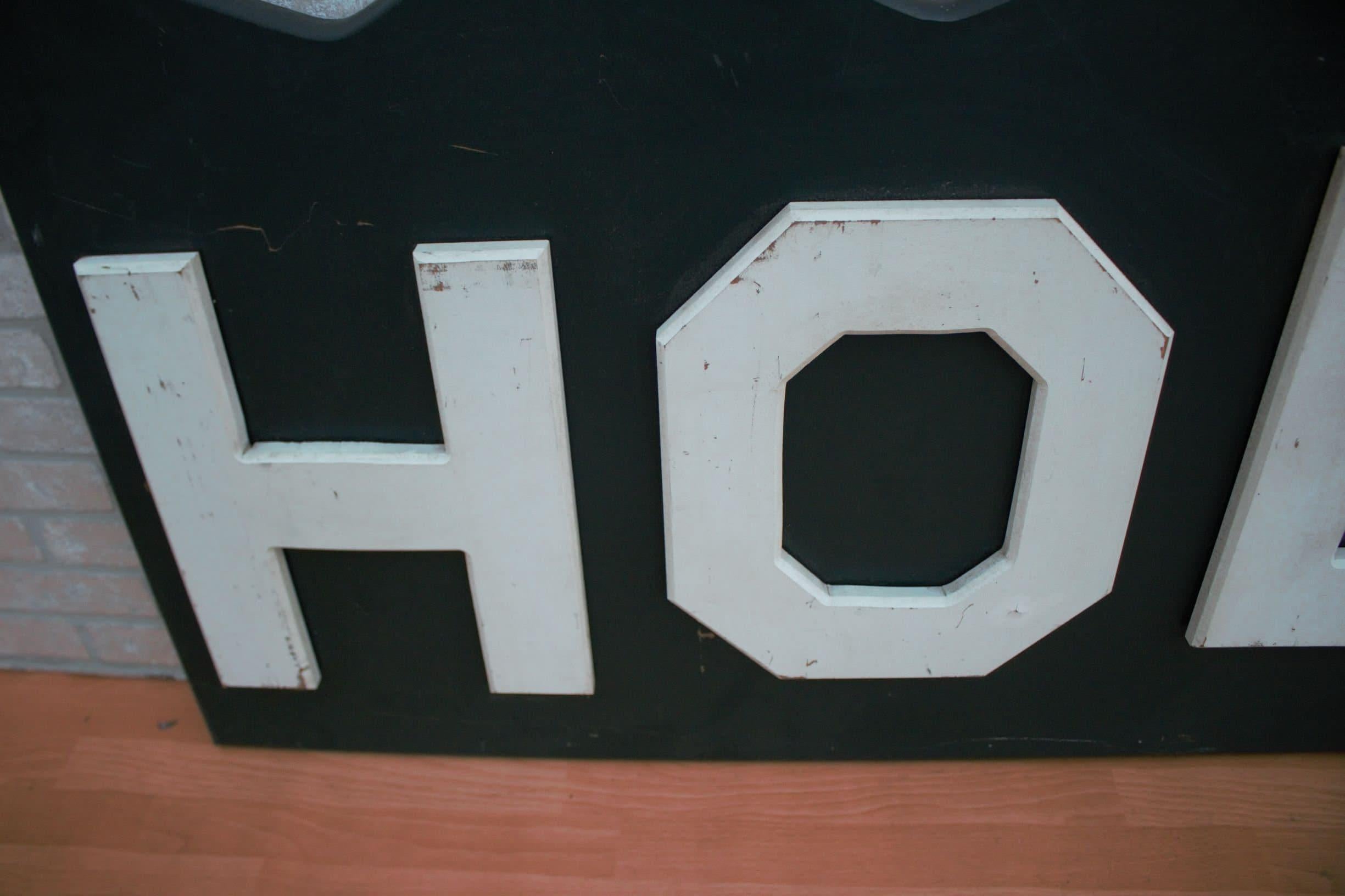 Cartel de pared de madera pintada Vintage Hollywood Hills

Este gran cartel vintage de madera pintada al estilo Hollywood con letras recortadas en relieve quedaría perfecto en tu boutique o salón. Sería un accesorio estupendo para un plató de cine o