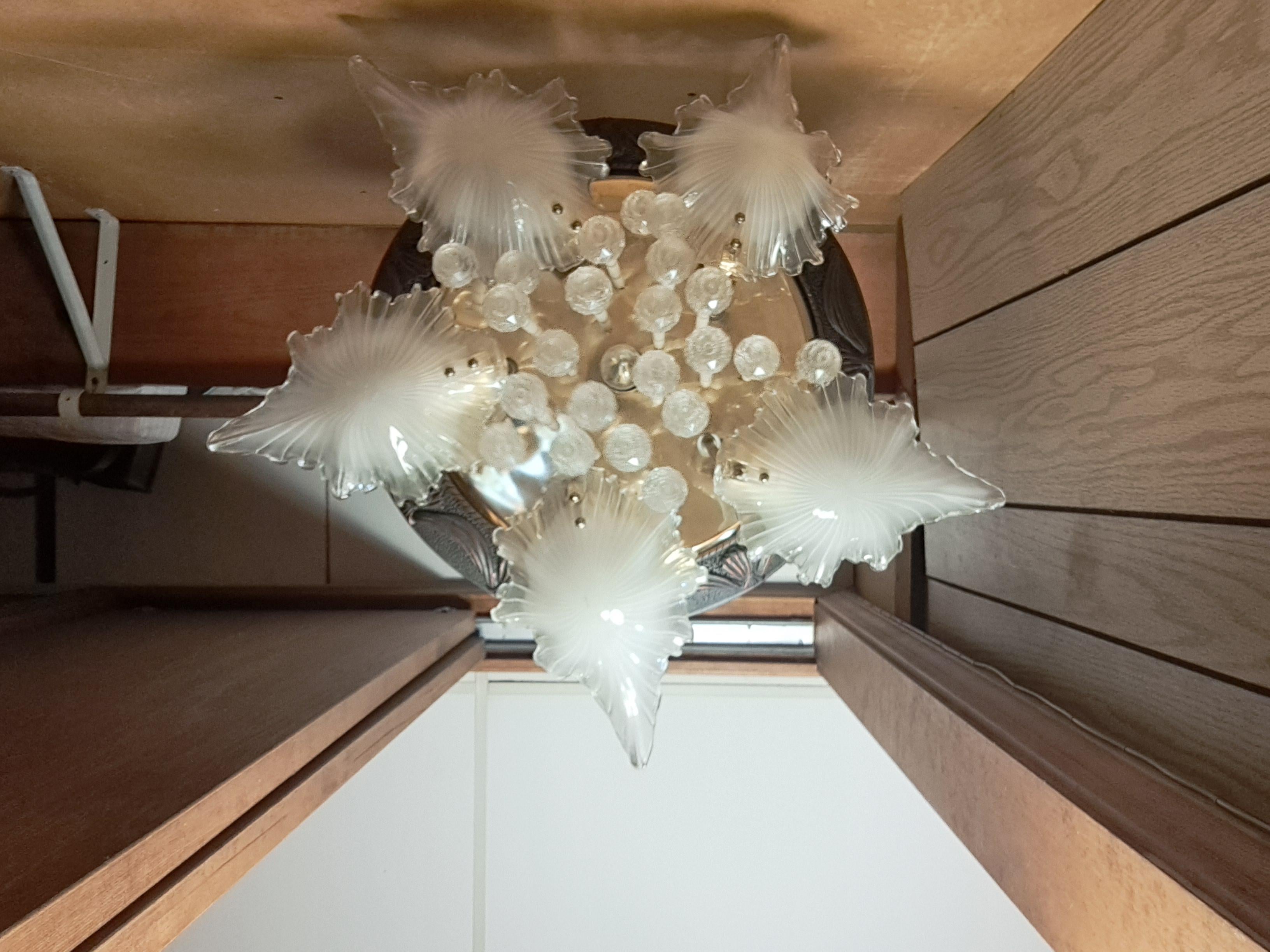 Francese Lampadario d'epoca Hollywood Regency Art Nouveau in vetro e dorato a cinque luci in vendita