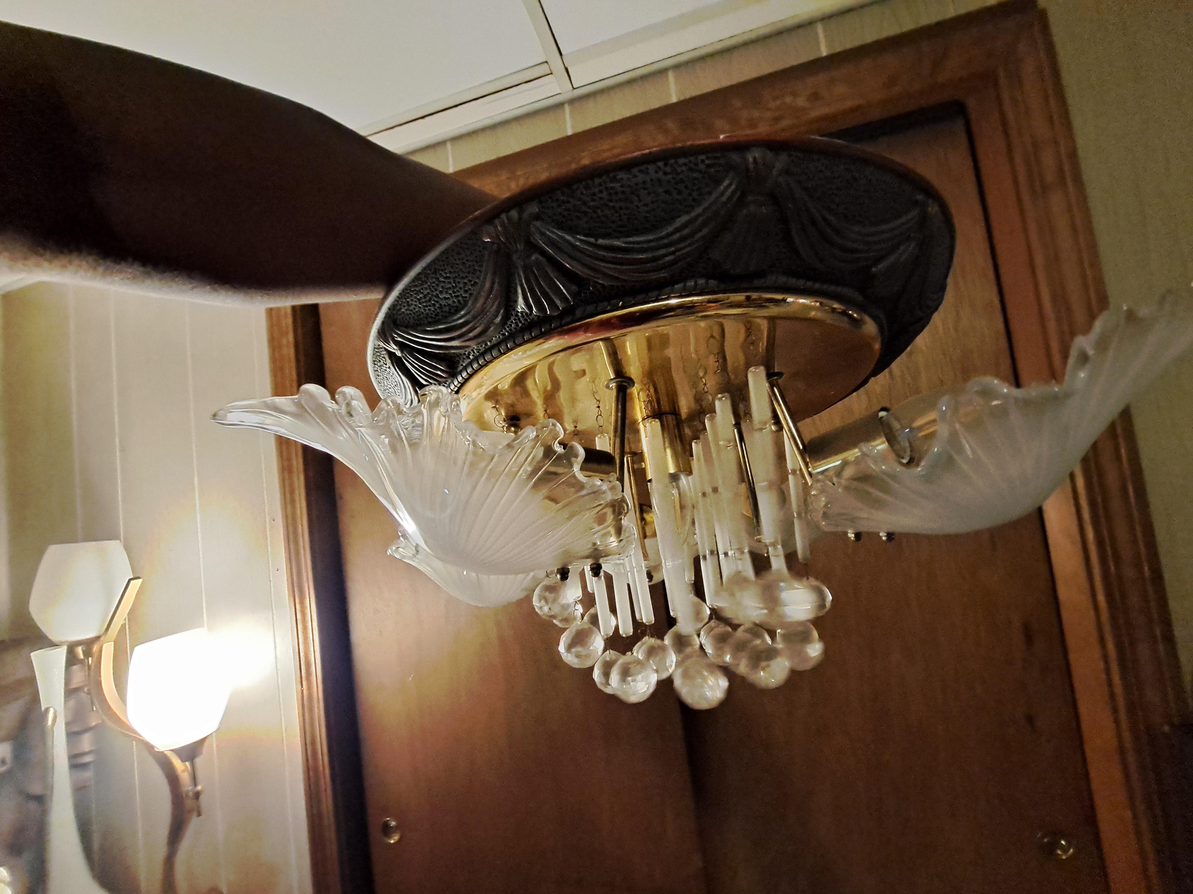 Lampadario d'epoca Hollywood Regency Art Nouveau in vetro e dorato a cinque luci In condizioni buone in vendita a East Freetown, MA