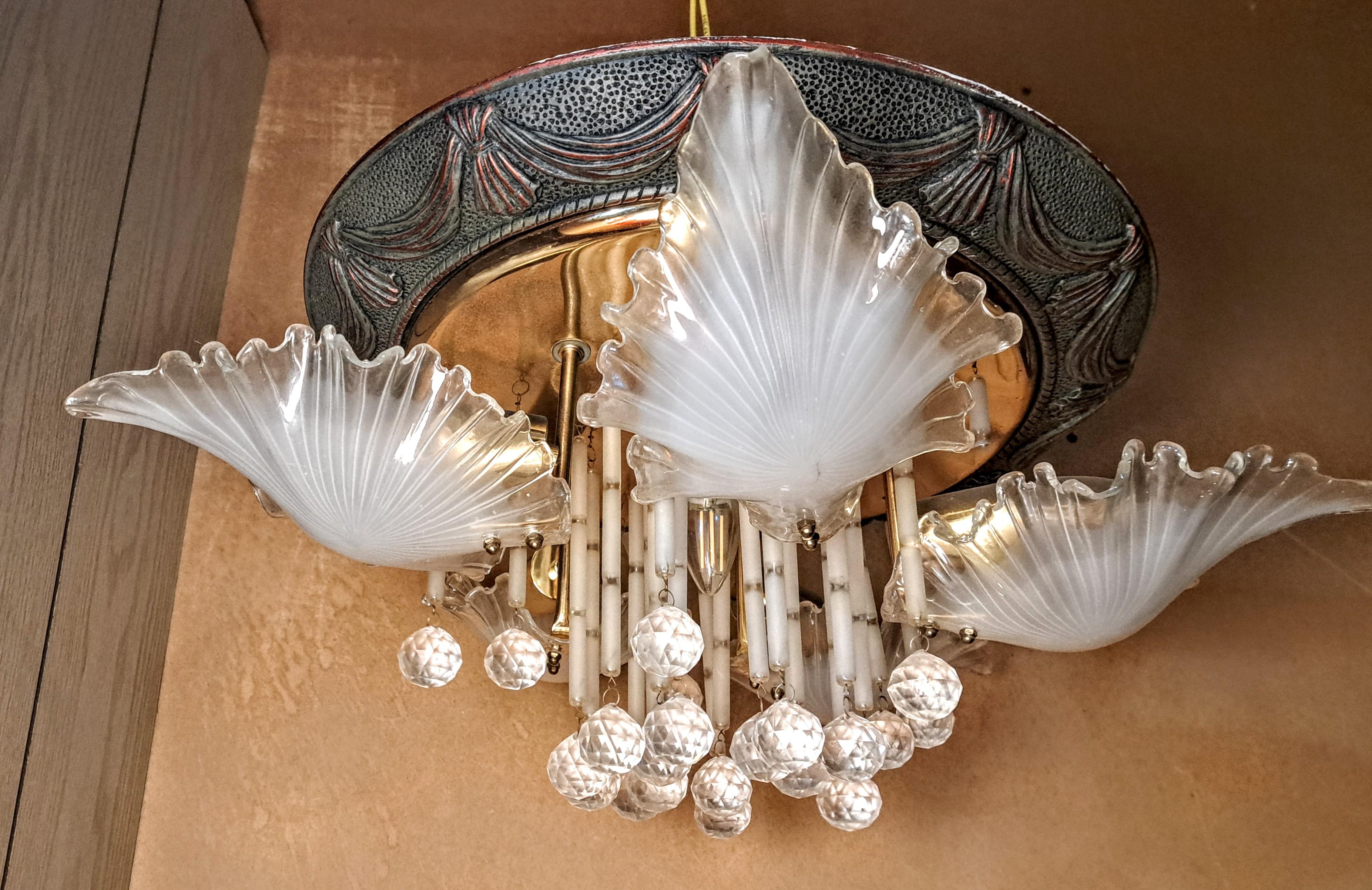 XX secolo Lampadario d'epoca Hollywood Regency Art Nouveau in vetro e dorato a cinque luci in vendita