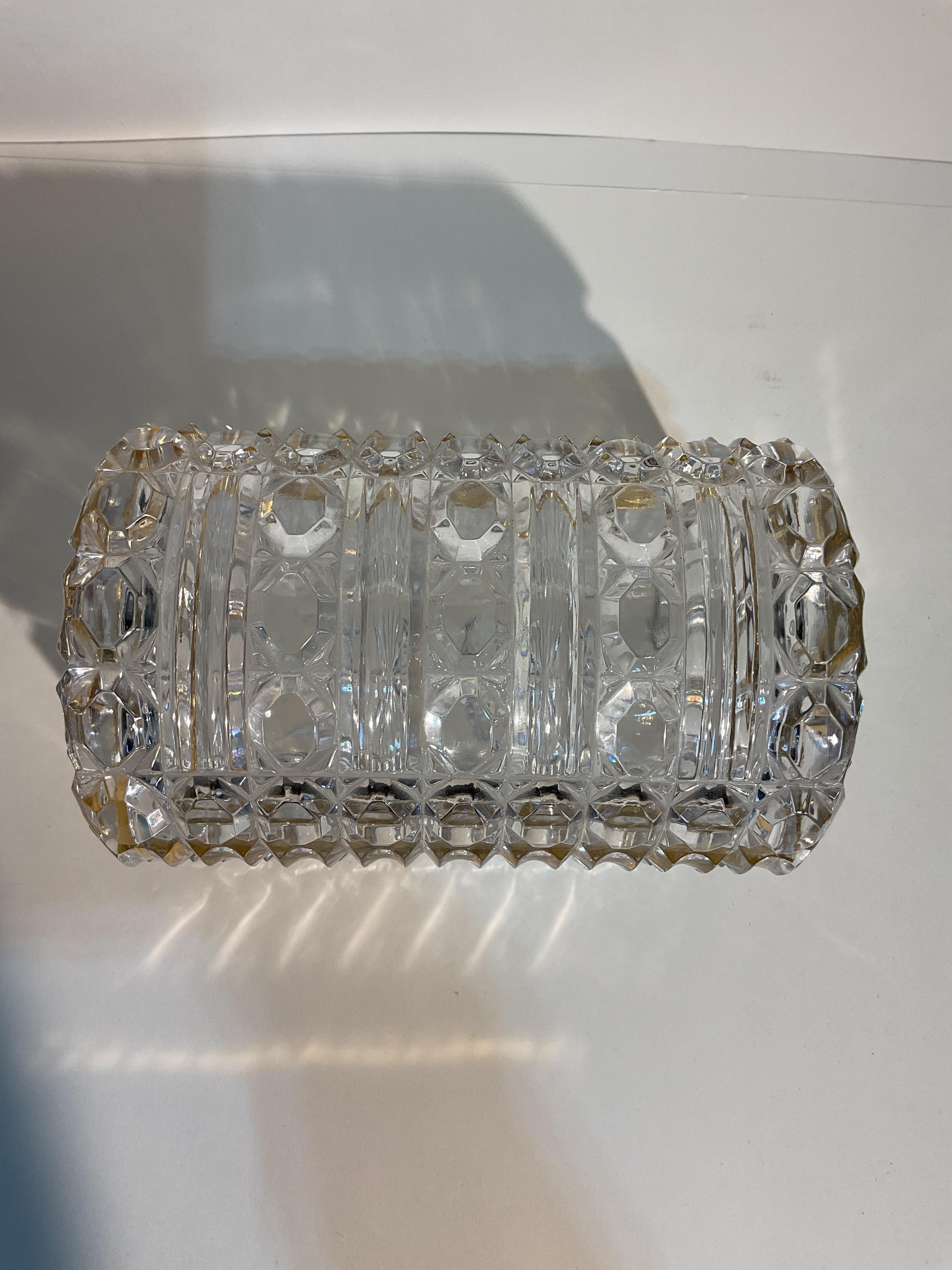 Boîte en cristal vintage de style Baccarat
Hollywood Regency
Fabriqué en France dans les années 1960
Magnifique design/One
