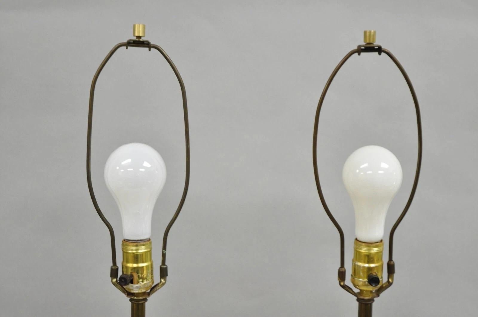 Lámparas de sobremesa vintage Hollywood Regency de copo de nieve de cerámica bulbosa beige - un par en venta 4