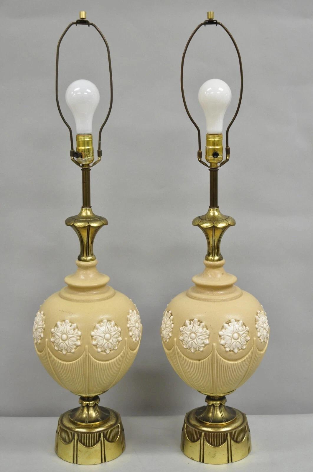 Lámparas de sobremesa vintage Hollywood Regency de copo de nieve de cerámica bulbosa beige - un par en venta 5
