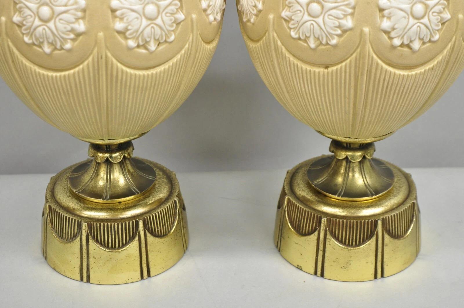 Lámparas de sobremesa vintage Hollywood Regency de copo de nieve de cerámica bulbosa beige - un par Desconocido en venta