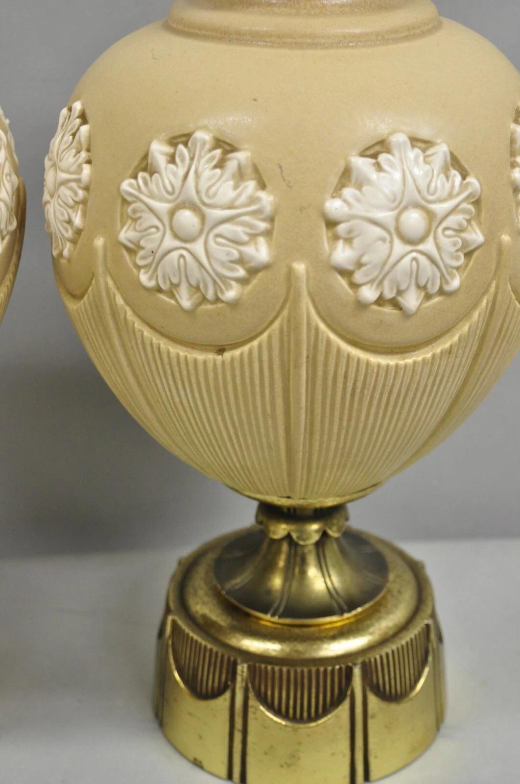 Lámparas de sobremesa vintage Hollywood Regency de copo de nieve de cerámica bulbosa beige - un par siglo XX en venta