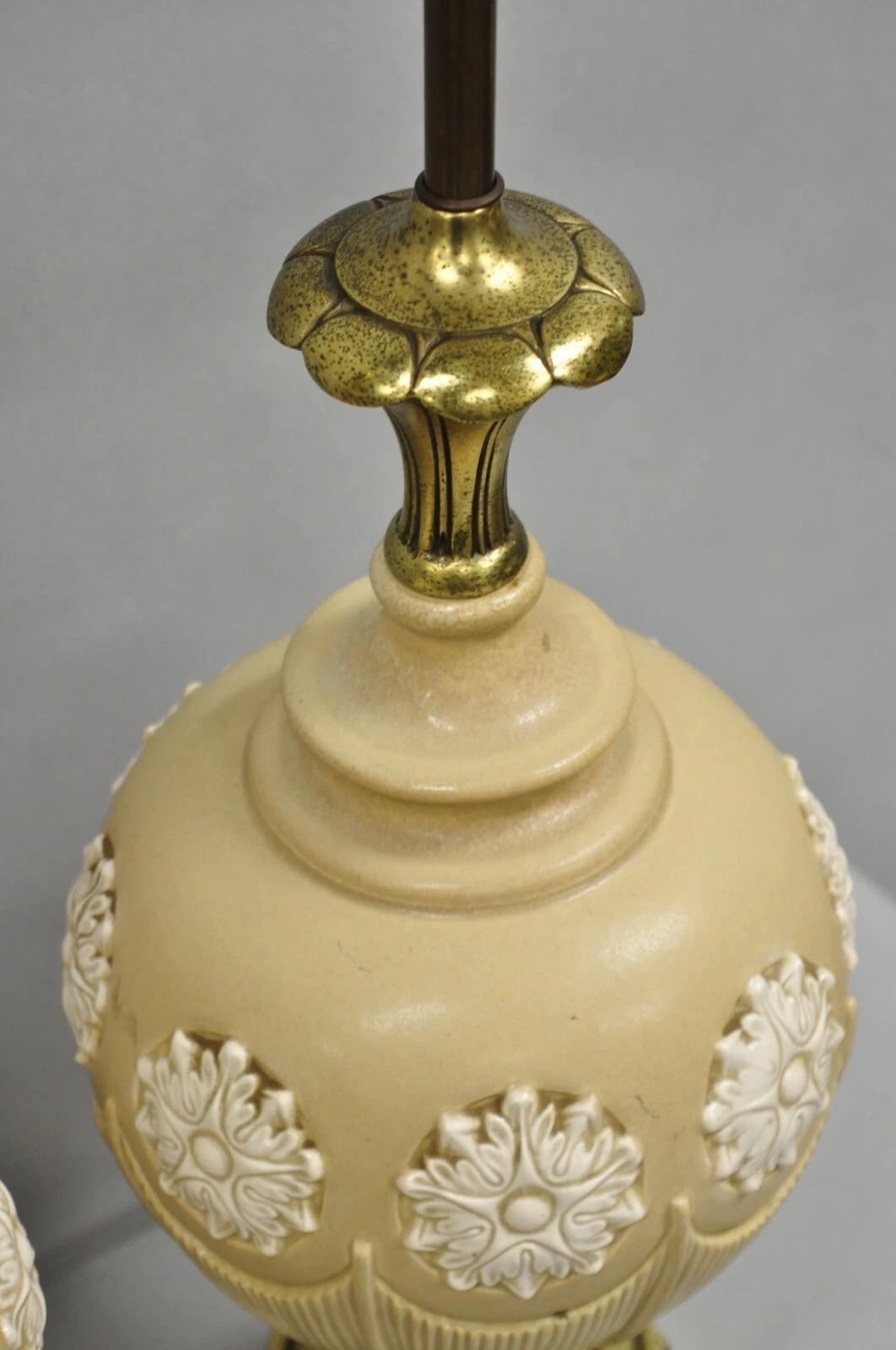 Lámparas de sobremesa vintage Hollywood Regency de copo de nieve de cerámica bulbosa beige - un par en venta 1