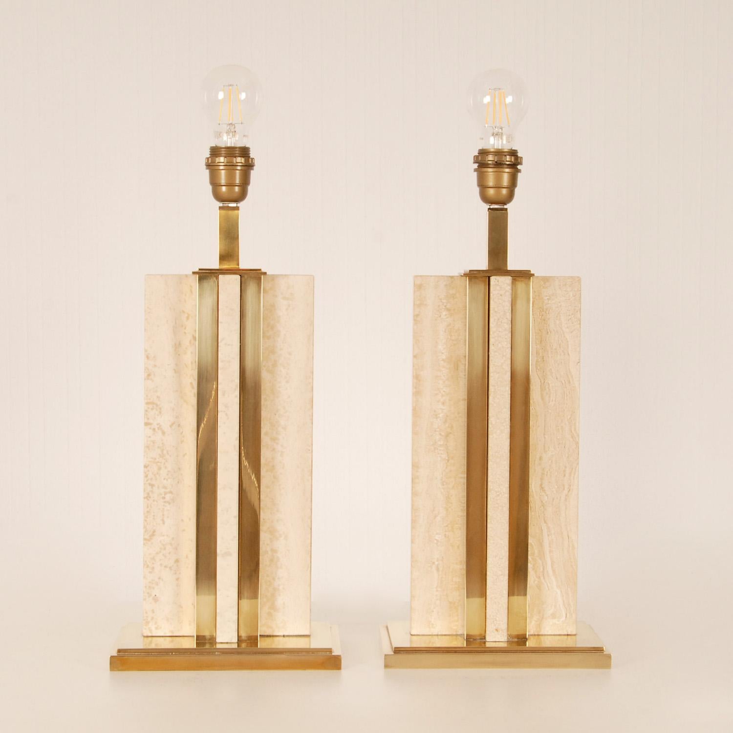 Hollywood Regency-Tischlampen aus beigem Marmor, Travertin, Gold und Messing, Paar  im Zustand „Gut“ im Angebot in Wommelgem, VAN
