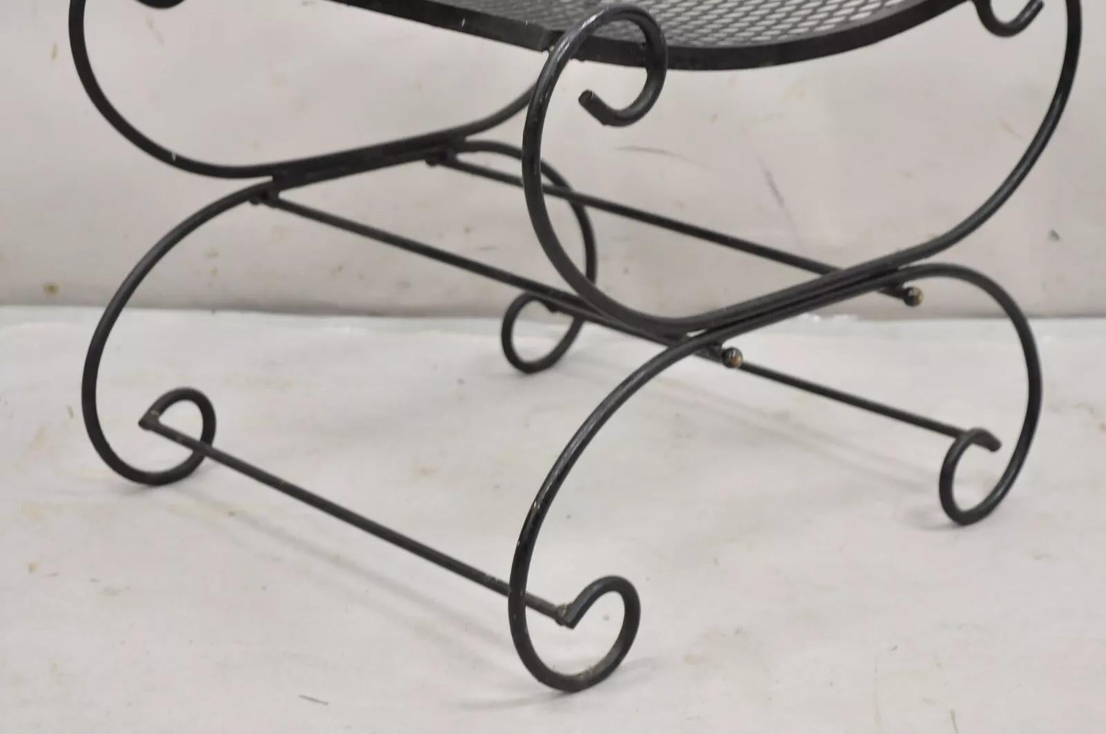 Banc vintage Hollywood Regency en fer forgé noir à enroulement Curule (A) en vente 5