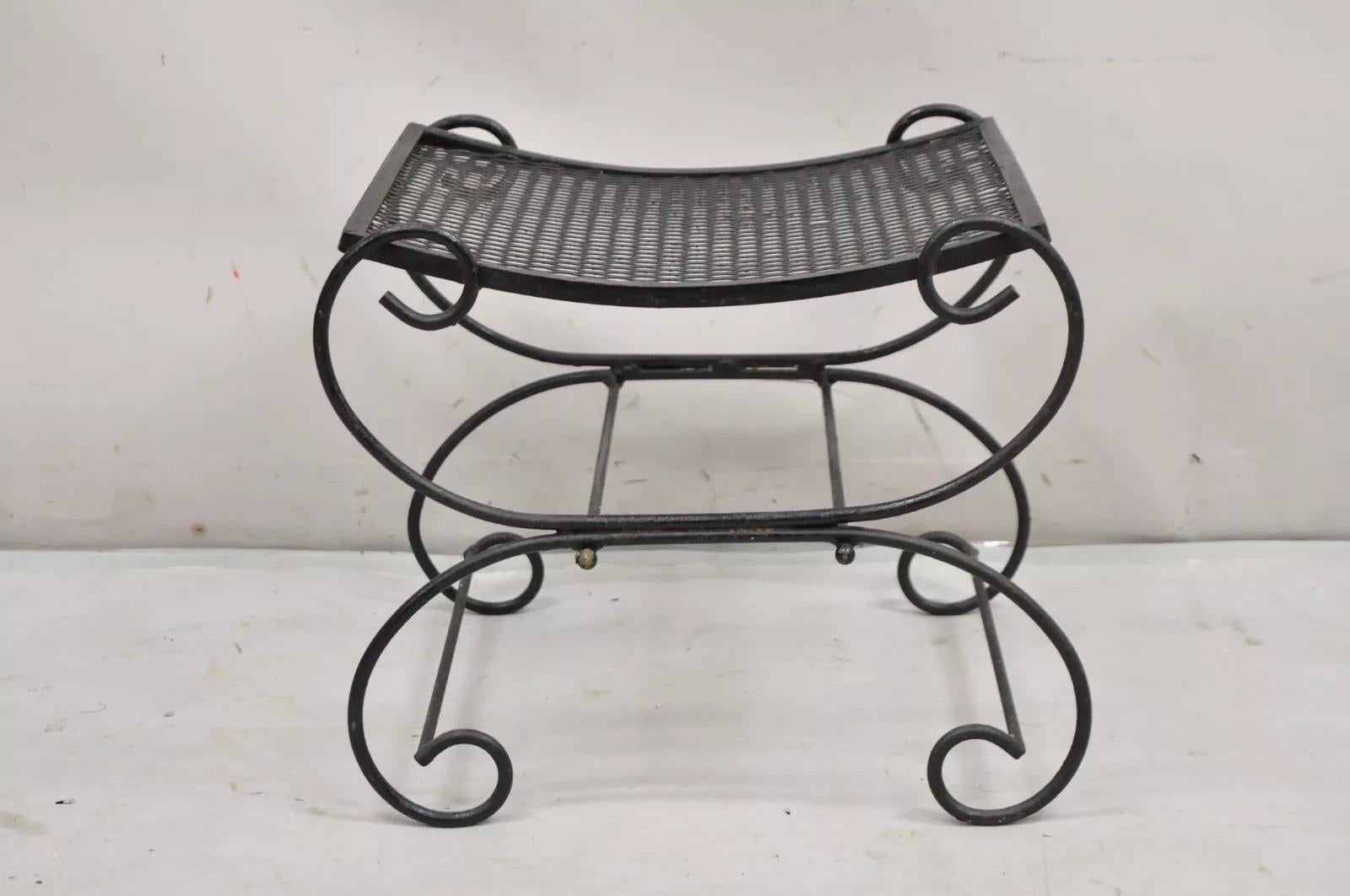 Banc vintage Hollywood Regency en fer forgé noir à enroulement Curule (A) en vente 6