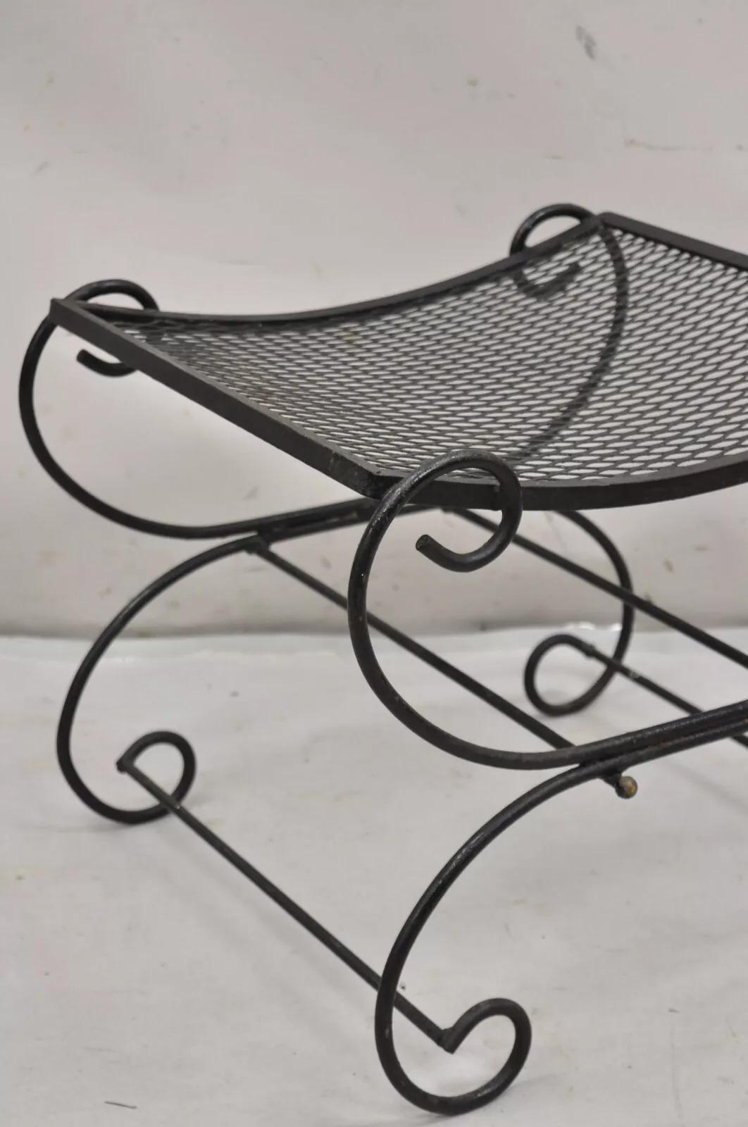 Banc vintage Hollywood Regency en fer forgé noir à enroulement Curule (A) Bon état - En vente à Philadelphia, PA