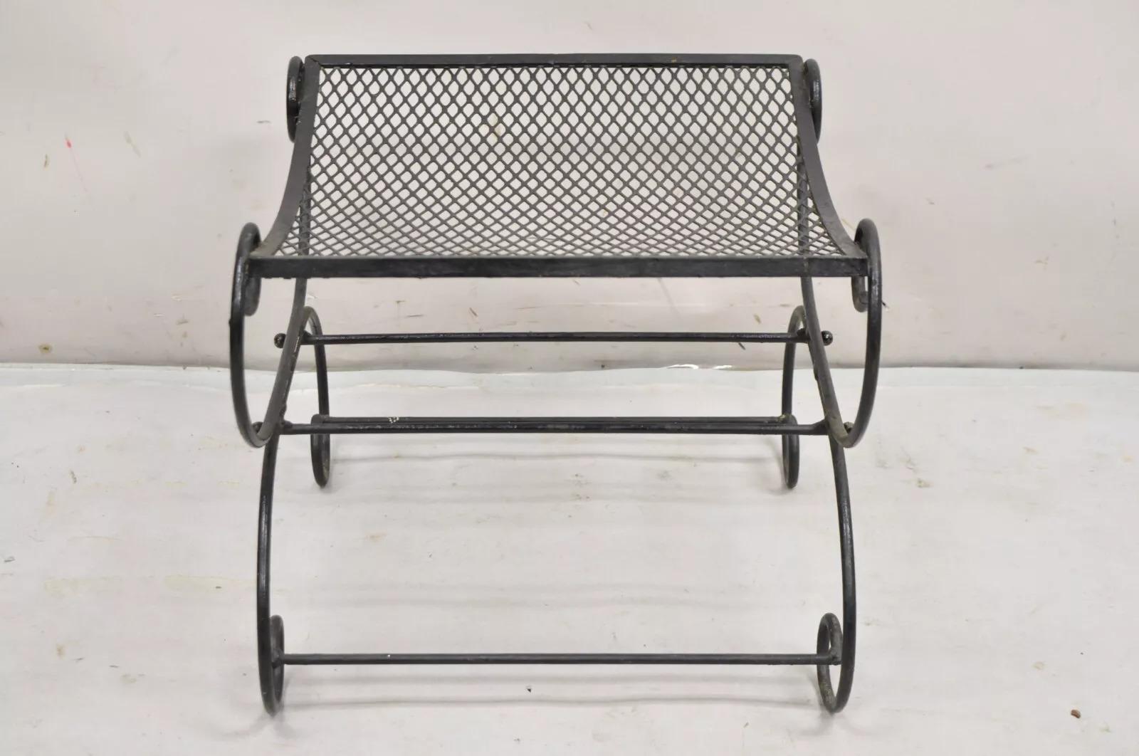 Banc vintage Hollywood Regency en fer forgé noir à enroulement Curule (A) en vente 3