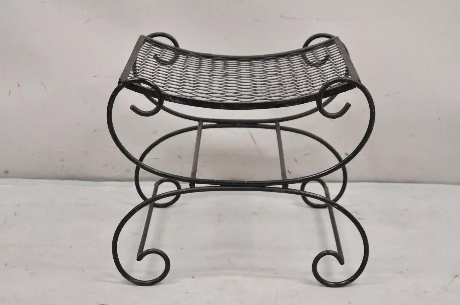 Vintage Hollywood Regency Black Wrought Iron Curule Scrolling Bench (B) en vente 5