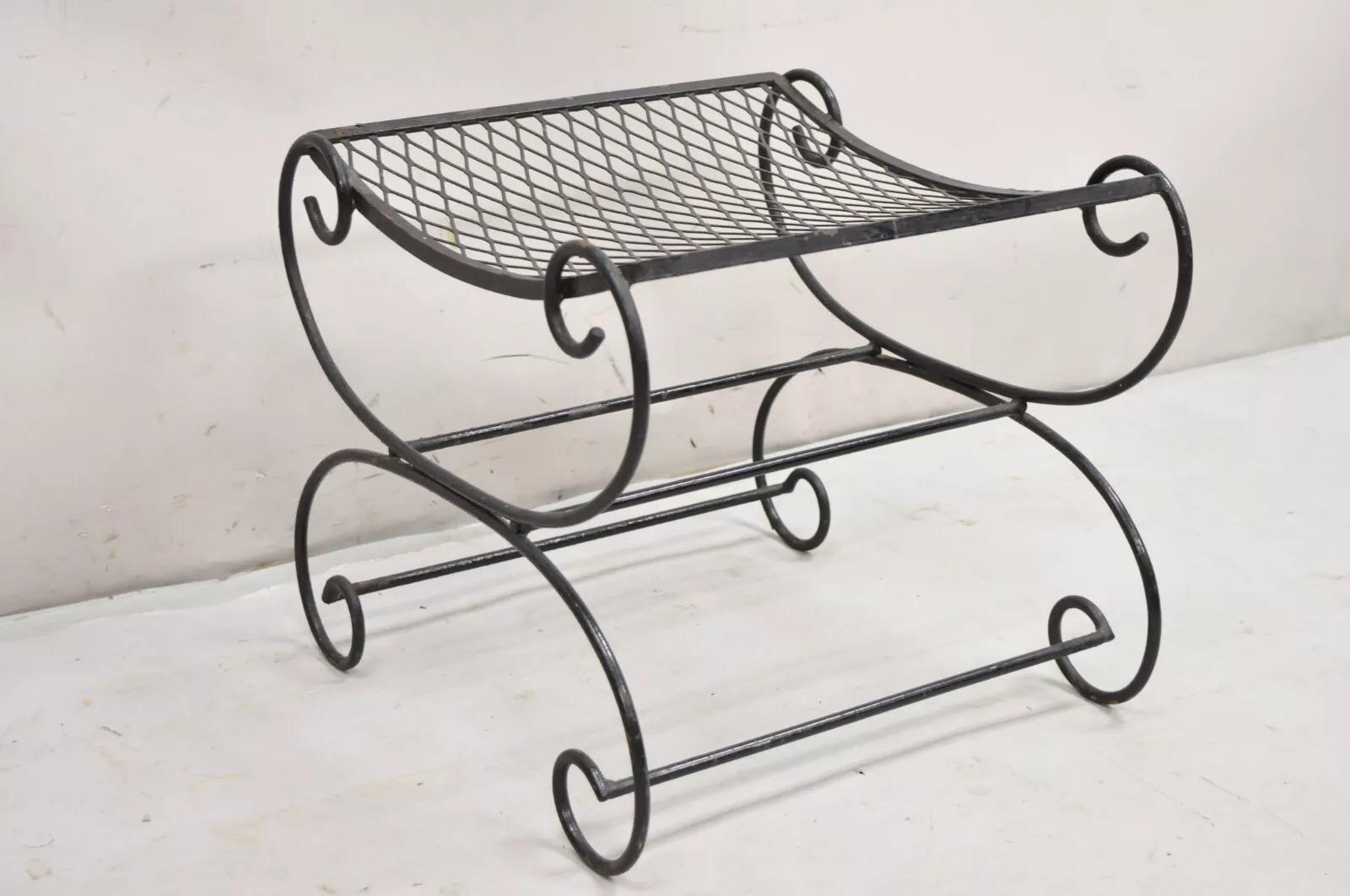 Vintage Hollywood Regency Noir Fer forgé Curule Scrolling Bench (B). Circa Mid 20th Century. Dimensions : 16