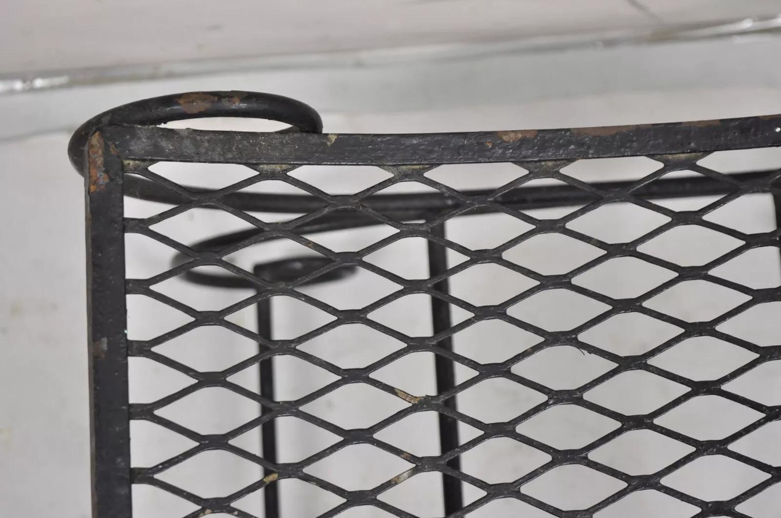 20ième siècle Vintage Hollywood Regency Black Wrought Iron Curule Scrolling Bench (B) en vente