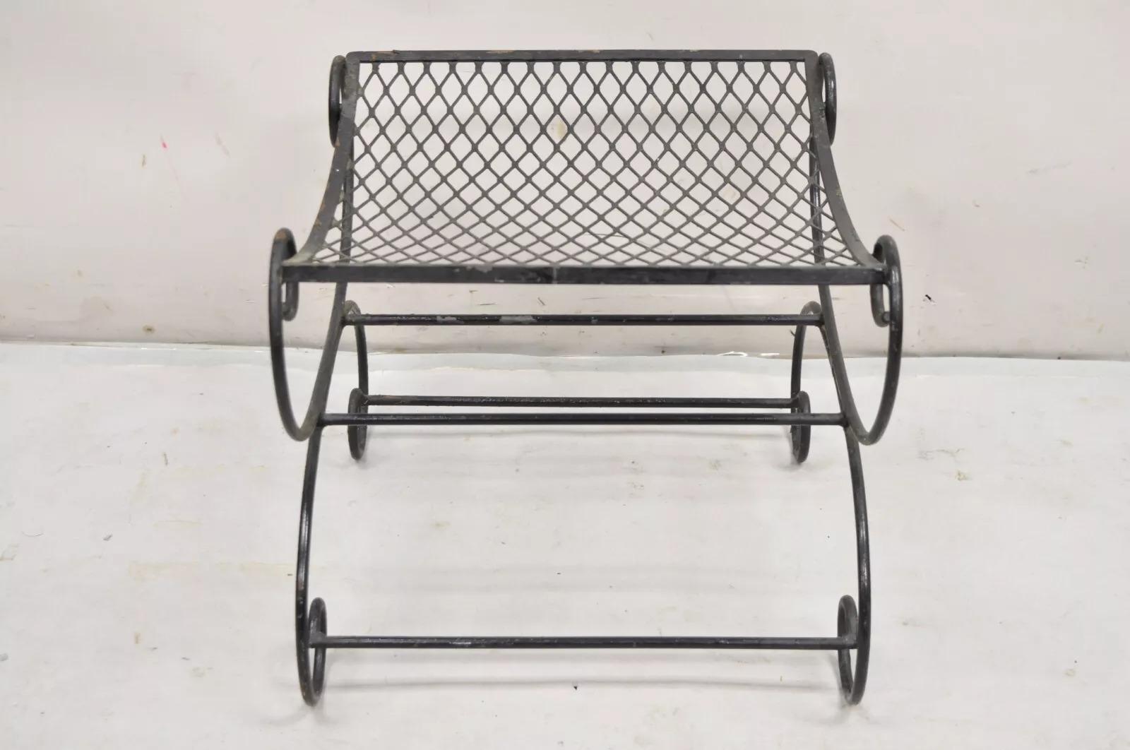 Vintage Hollywood Regency Black Wrought Iron Curule Scrolling Bench (B) en vente 2