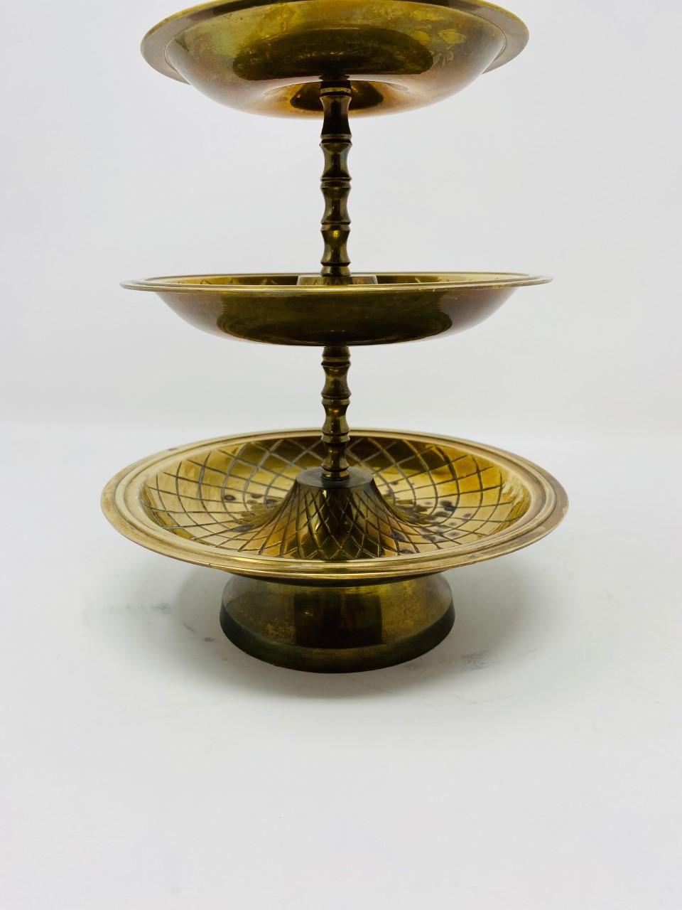 Vintage Hollywood Regency Brass 3-Tier Pineapple Nesting Serving Tray Stand In Good Condition In San Diego, CA