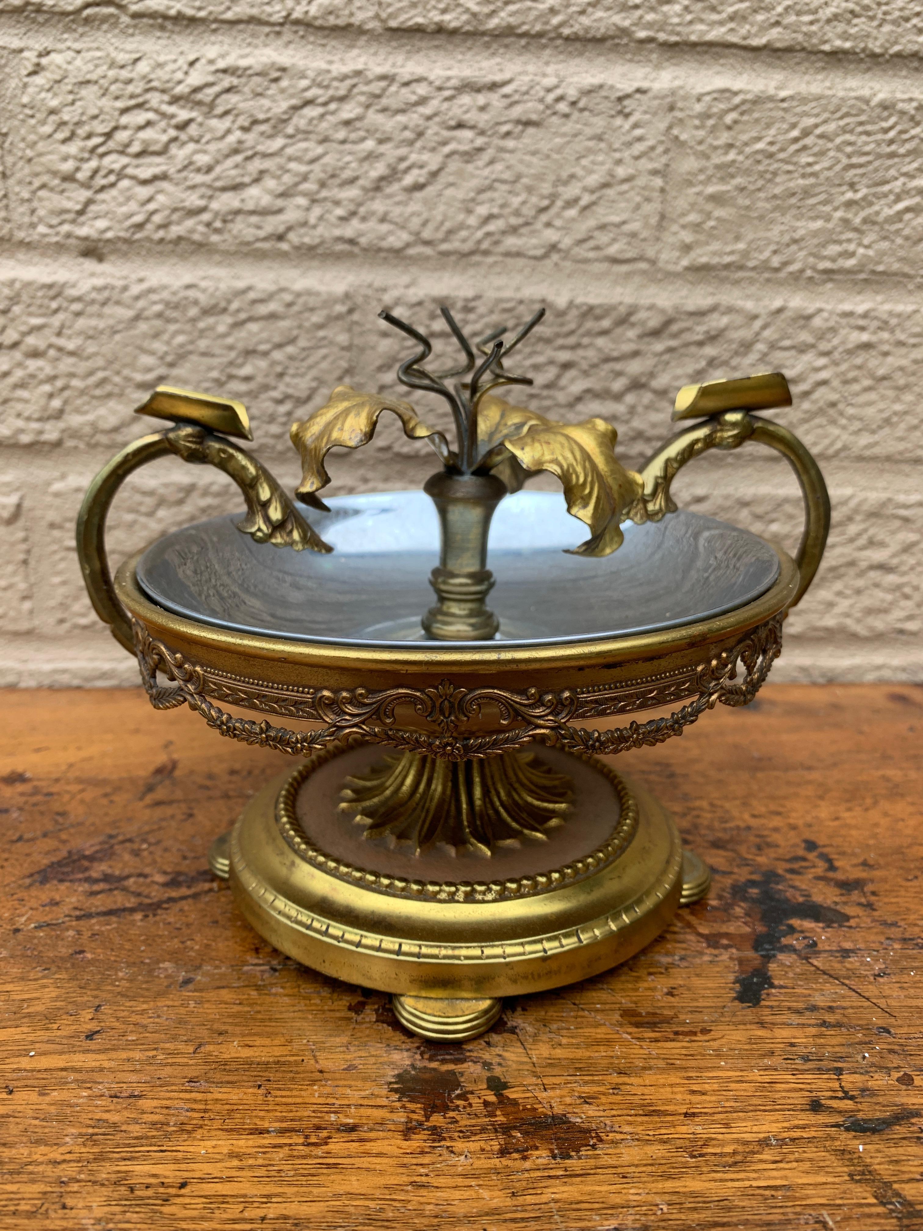Ein schöner und einzigartiger Vintage Hollywood Regency Aschenbecher aus Messing und Chrom mit floralen Tressen und einer wunderschönen Blume in der Mitte. 

USA, ca. 1940er Jahre

Maße: 6,5 