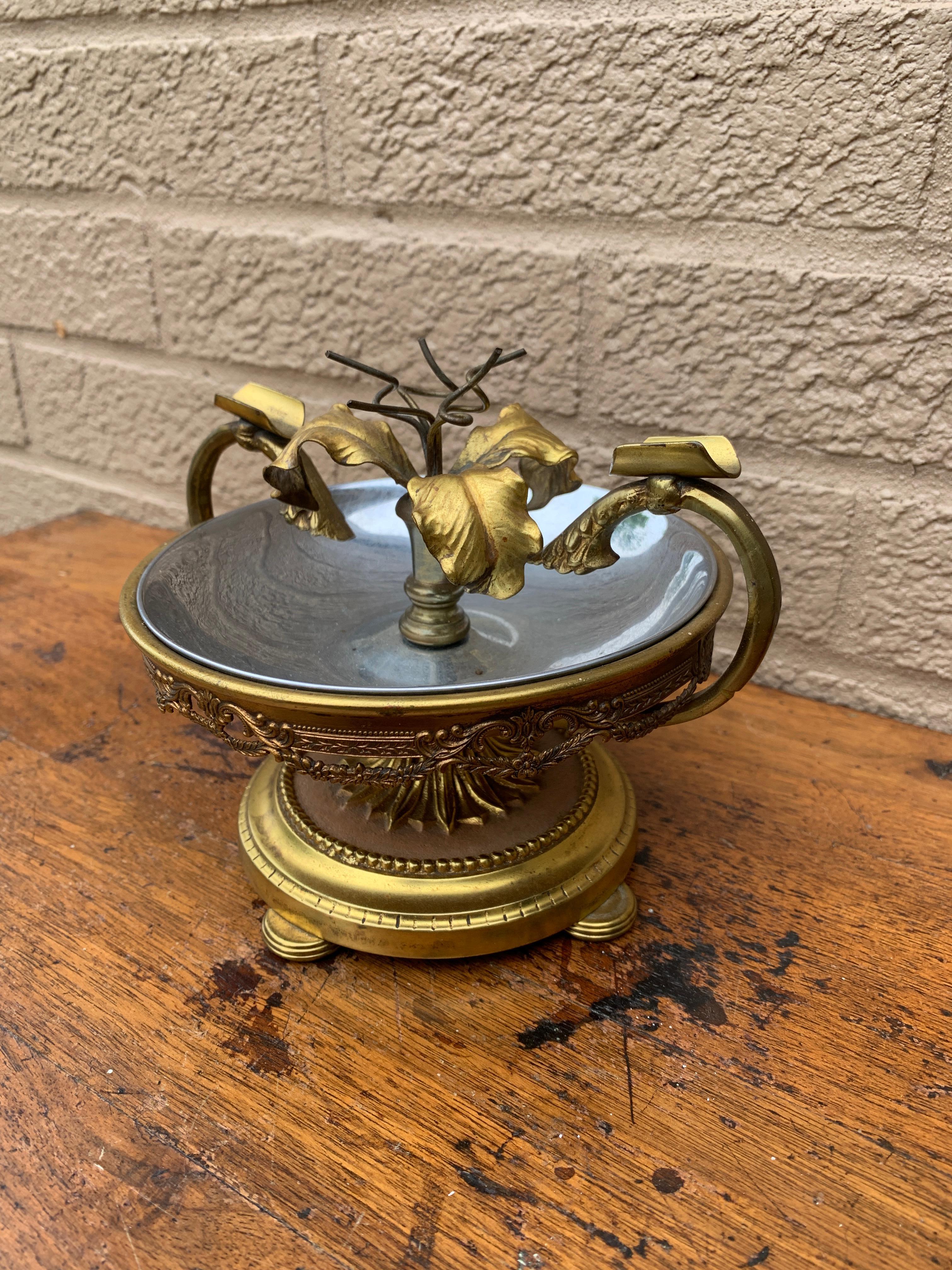 Vintage Hollywood Regency Aschenbecher aus Messing und Chrom mit Blumenmuster (amerikanisch) im Angebot