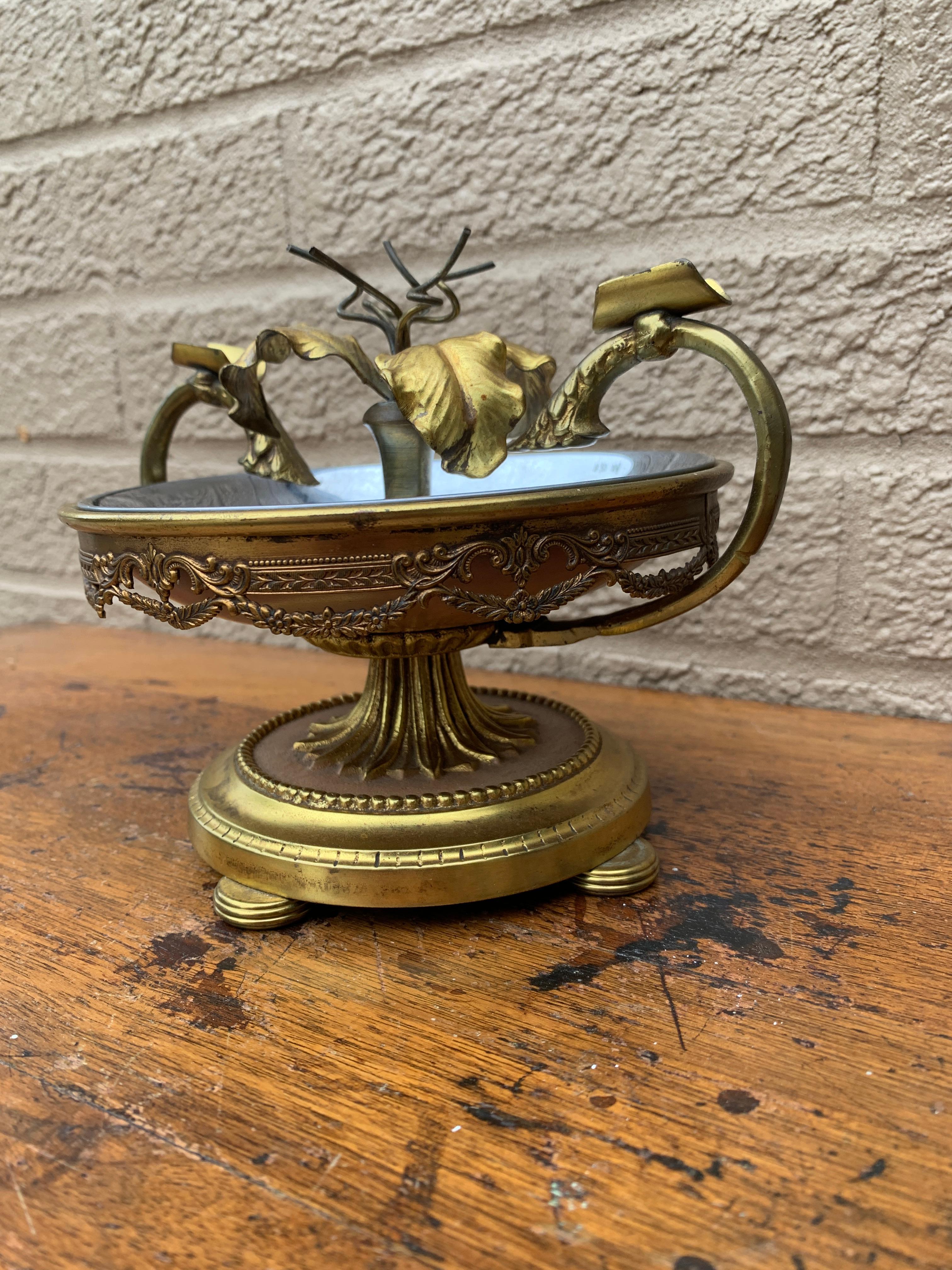 Vintage Hollywood Regency Aschenbecher aus Messing und Chrom mit Blumenmuster im Zustand „Gut“ im Angebot in Elkhart, IN