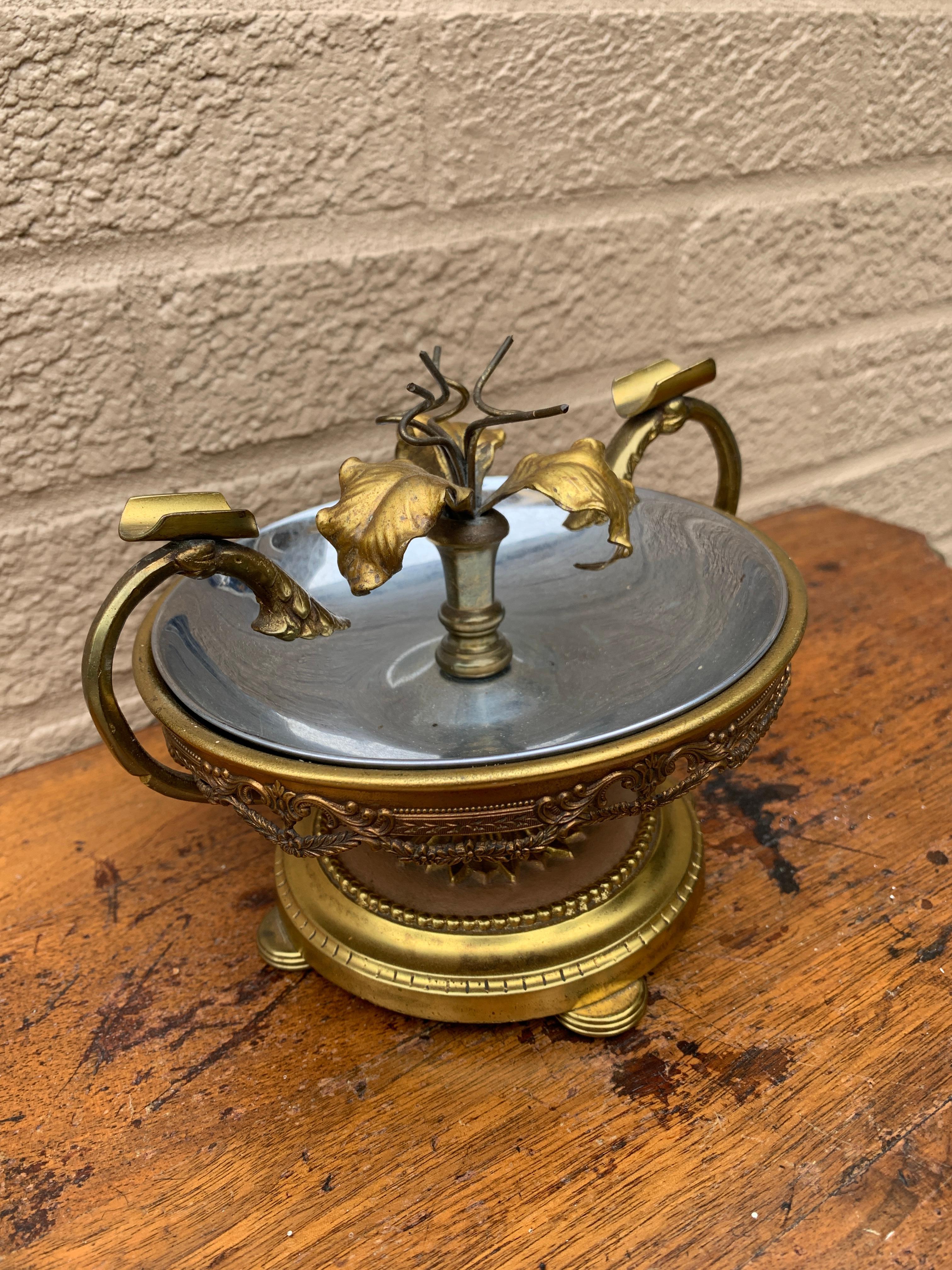 Vintage Hollywood Regency Aschenbecher aus Messing und Chrom mit Blumenmuster (Mitte des 20. Jahrhunderts) im Angebot