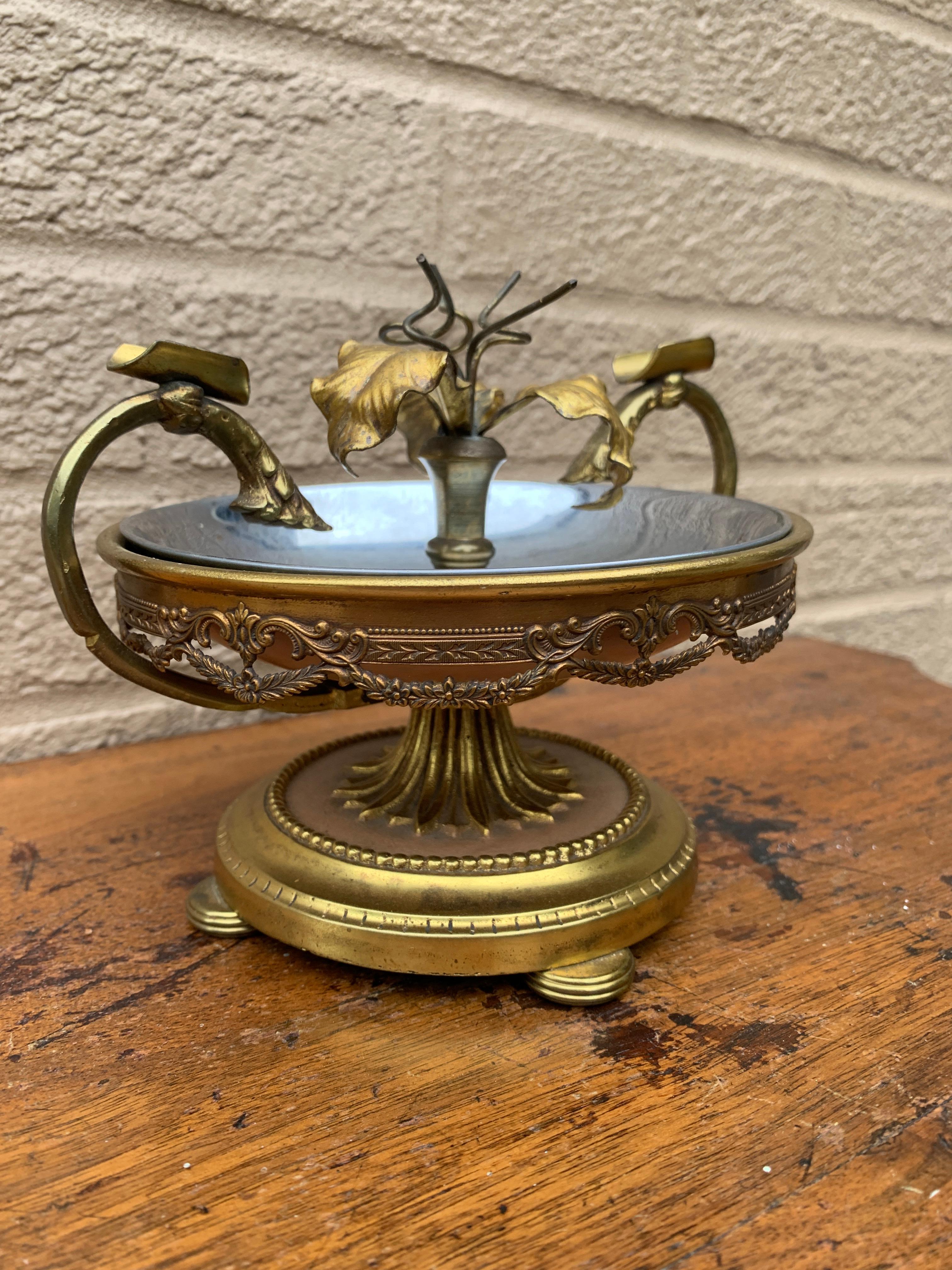Vintage Hollywood Regency Aschenbecher aus Messing und Chrom mit Blumenmuster im Angebot 1