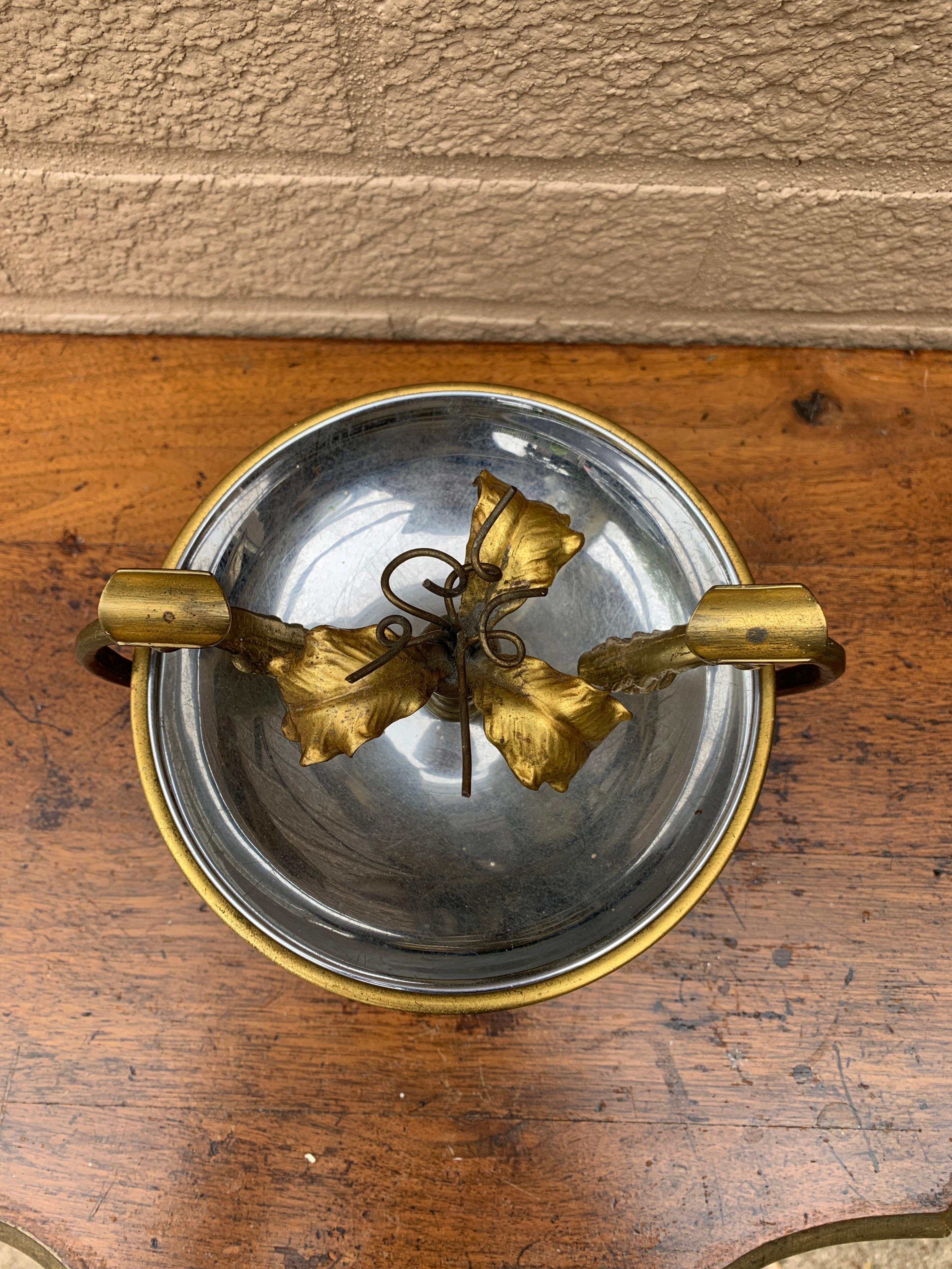 Vintage Hollywood Regency Aschenbecher aus Messing und Chrom mit Blumenmuster im Angebot 2