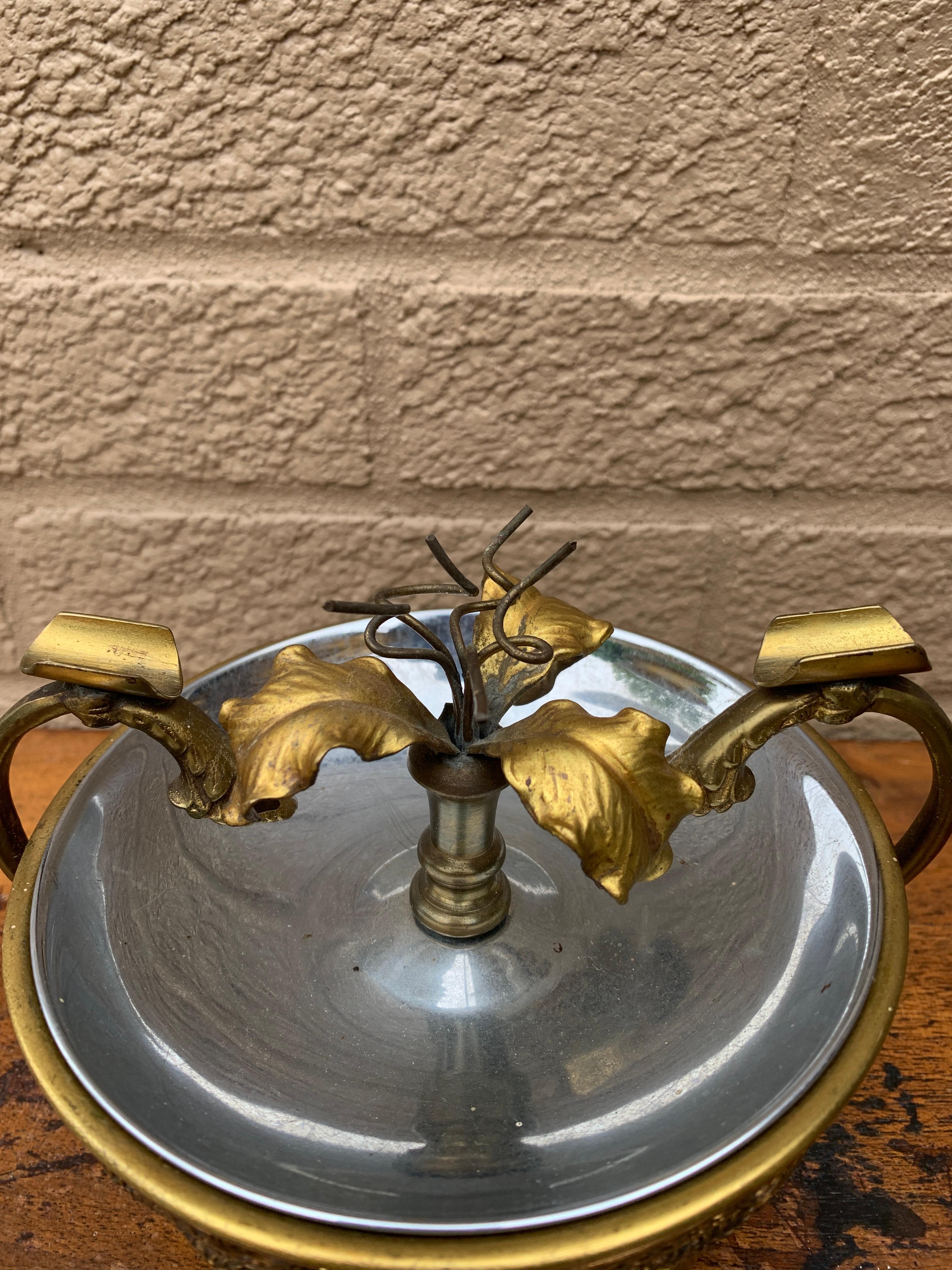 Vintage Hollywood Regency Aschenbecher aus Messing und Chrom mit Blumenmuster im Angebot 3