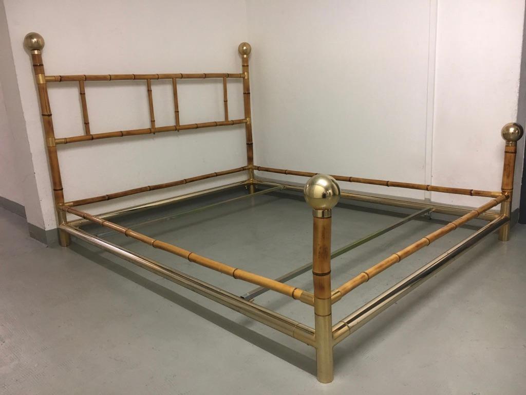 Impressive vintage Hollywood Regency brass and bamboo bed, circa 1970s
Very good condition.
Size: 200 x 165 cm
Fit for a matress of 190 x 150 cm
Height of headboard 122 cm
Easily dismountable for shipping
Strong and heavy brass frame.