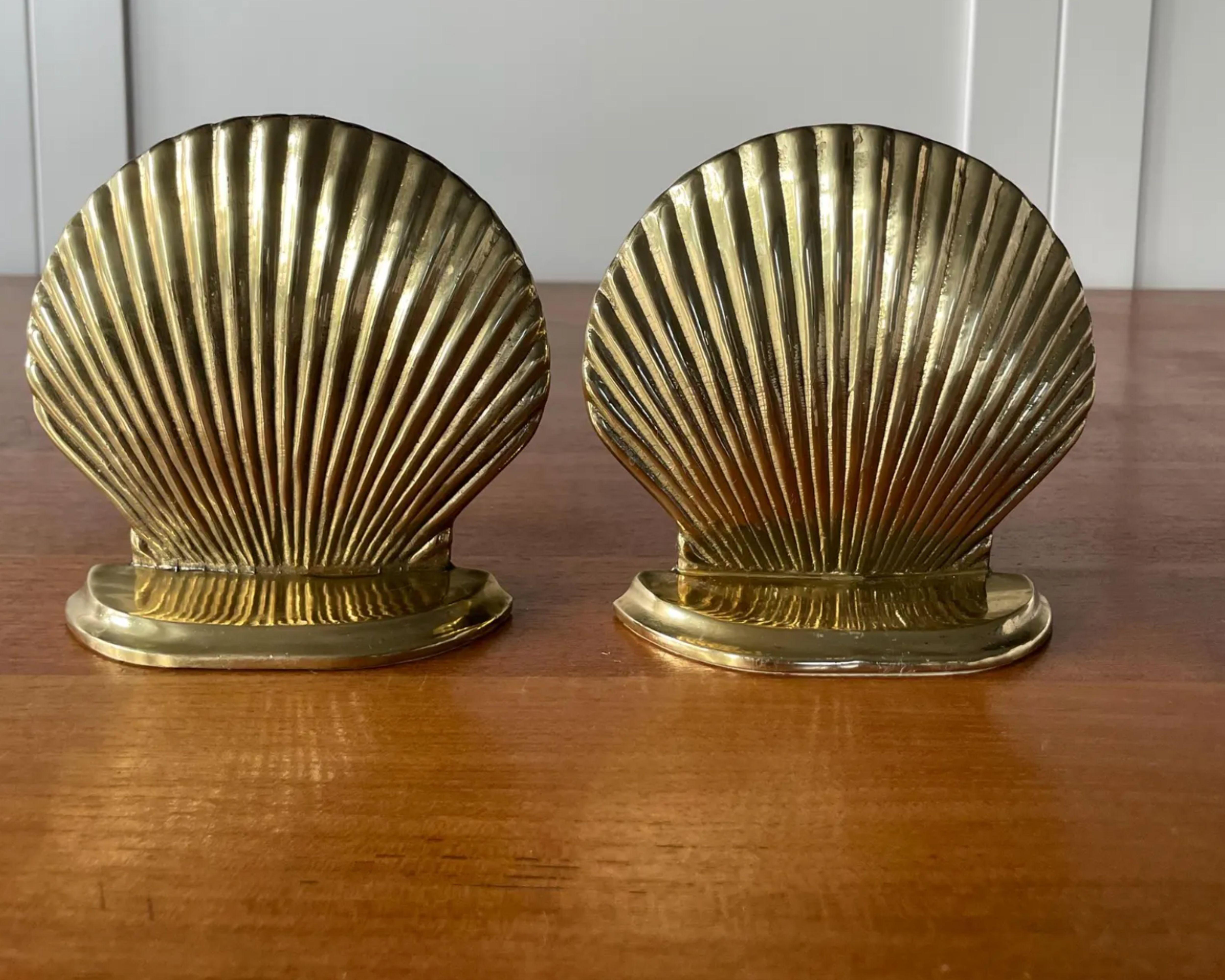 Vintage Hollywood Regency Brass Clam Shell Seashell Bookends In Good Condition In Portsmouth, VA