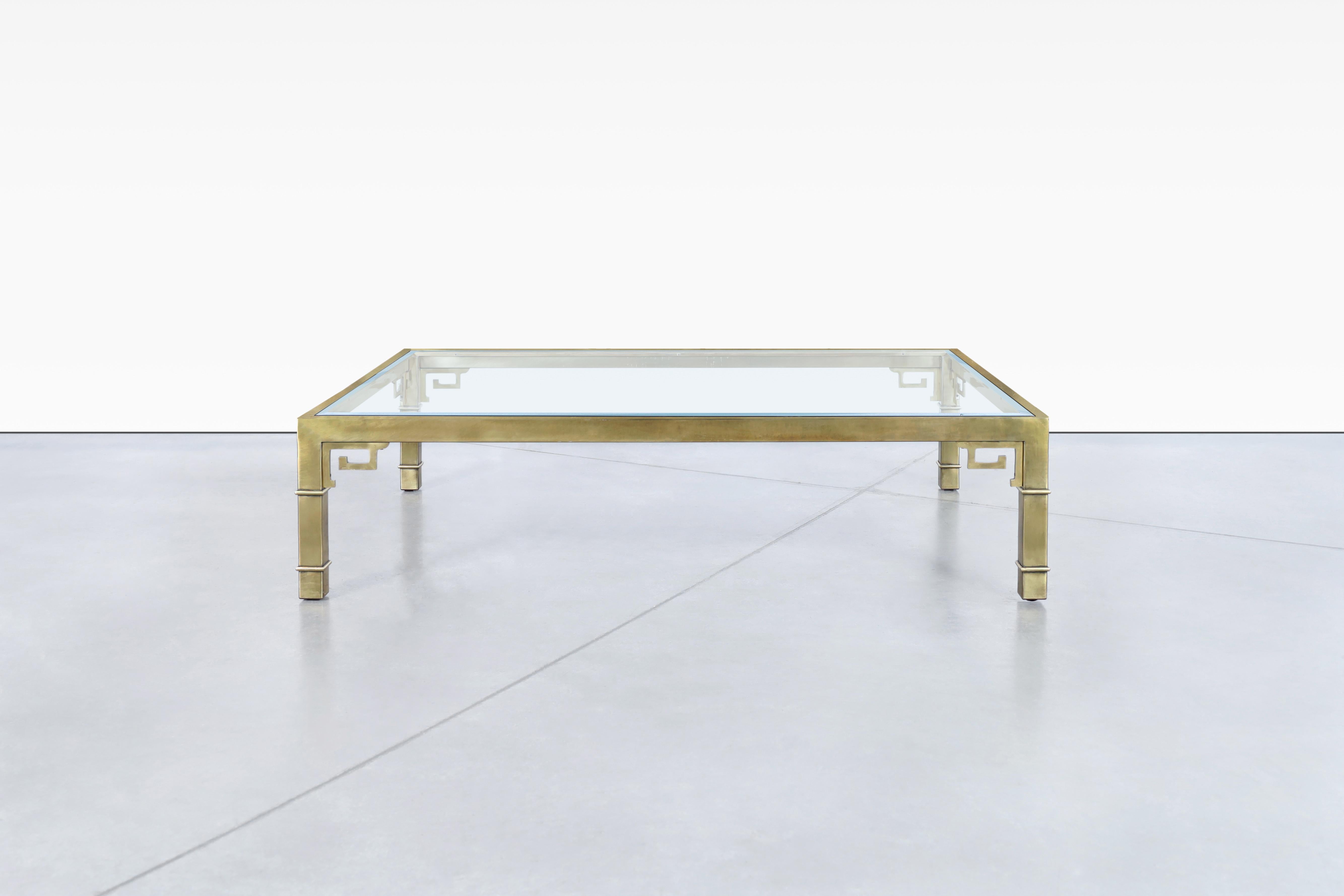 Dieser exquisite Couchtisch ist ein herausragendes Beispiel für das Vintage-Design des Hollywood Regency. Dieses in den 1970er Jahren in den USA von Mastercraft gefertigte Stück zeichnet sich durch einen wunderschön patinierten Messingrahmen mit